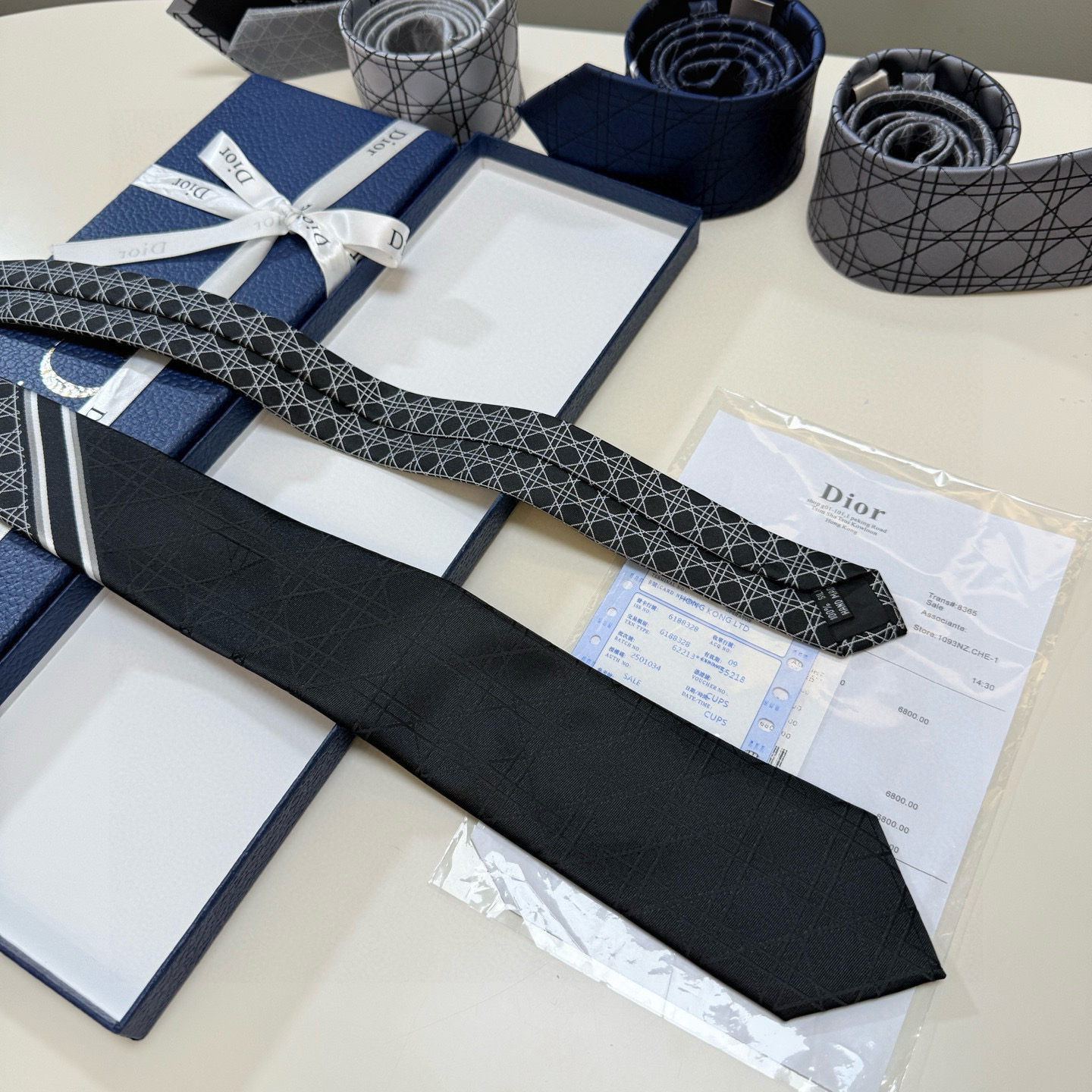 特价。爆款到👏👏Do家新款领带💖💖 👔👔Dior男士【D藤格纹图案领带】，稀有😻😻展现精湛手工与时尚优雅