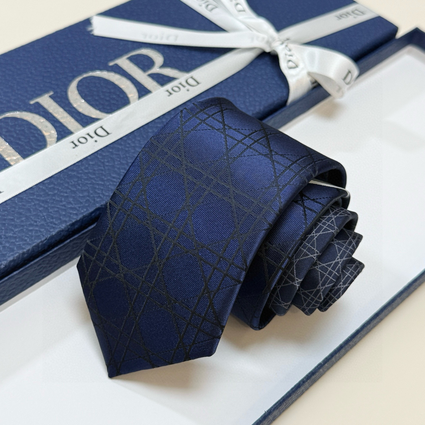 特价。爆款到👏👏Do家新款领带💖💖 👔👔Dior男士【D藤格纹图案领带】，稀有😻😻展现精湛手工与时尚优雅
