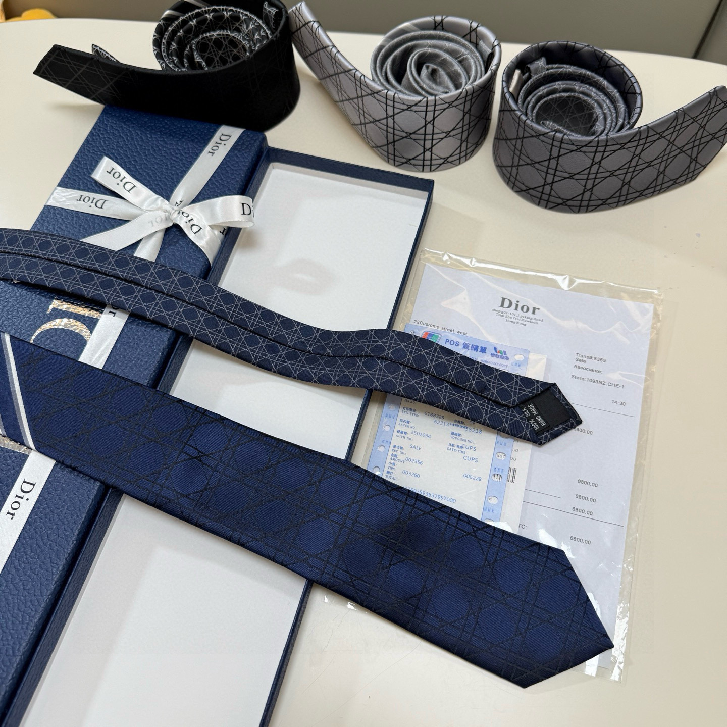 特价。爆款到👏👏Do家新款领带💖💖 👔👔Dior男士【D藤格纹图案领带】，稀有😻😻展现精湛手工与时尚优雅