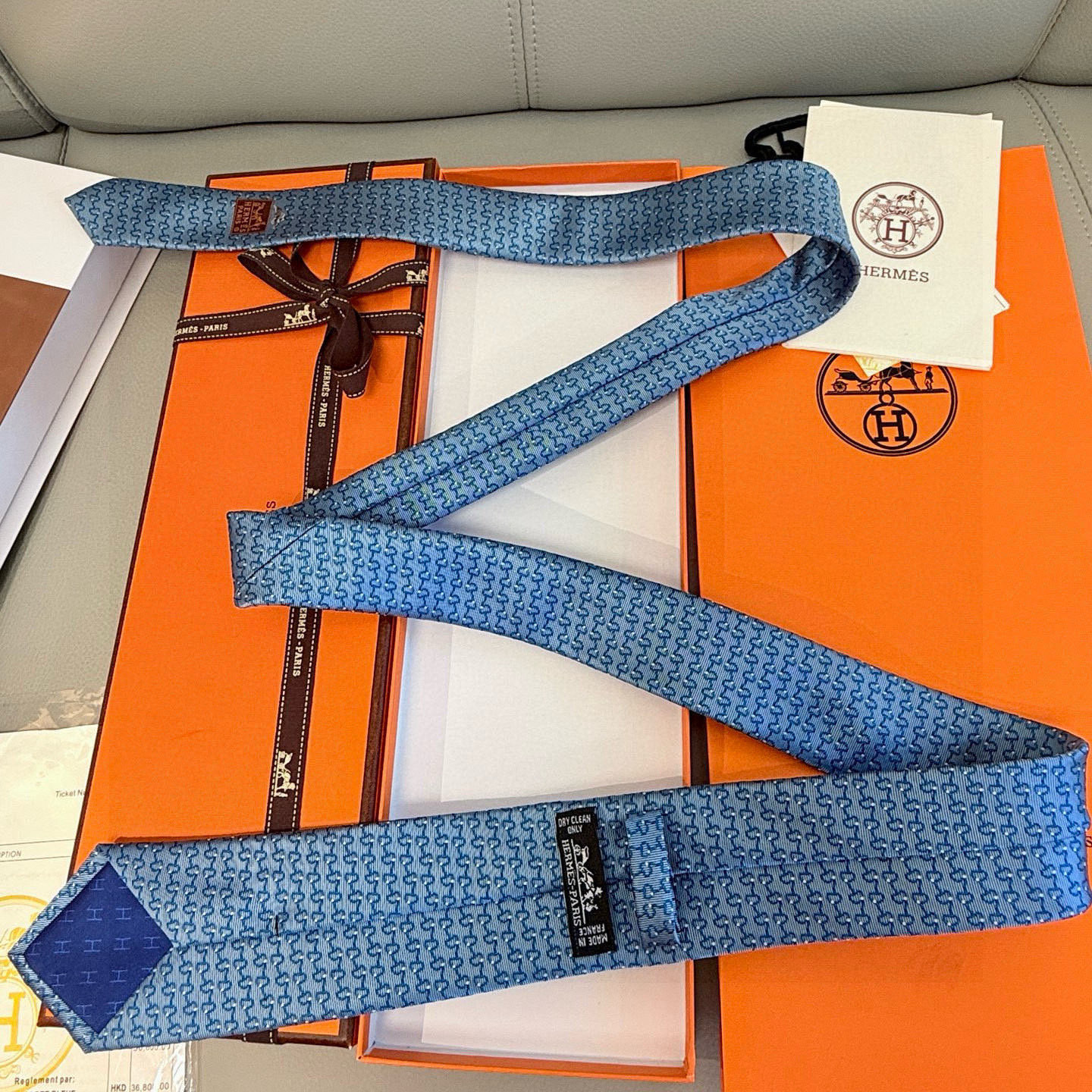 特价。专柜同步新款 爱马仕男士领带！爱马仕领带是每位男士衣橱中不可或缺的单品，也是一段故事的起源。仅有一
