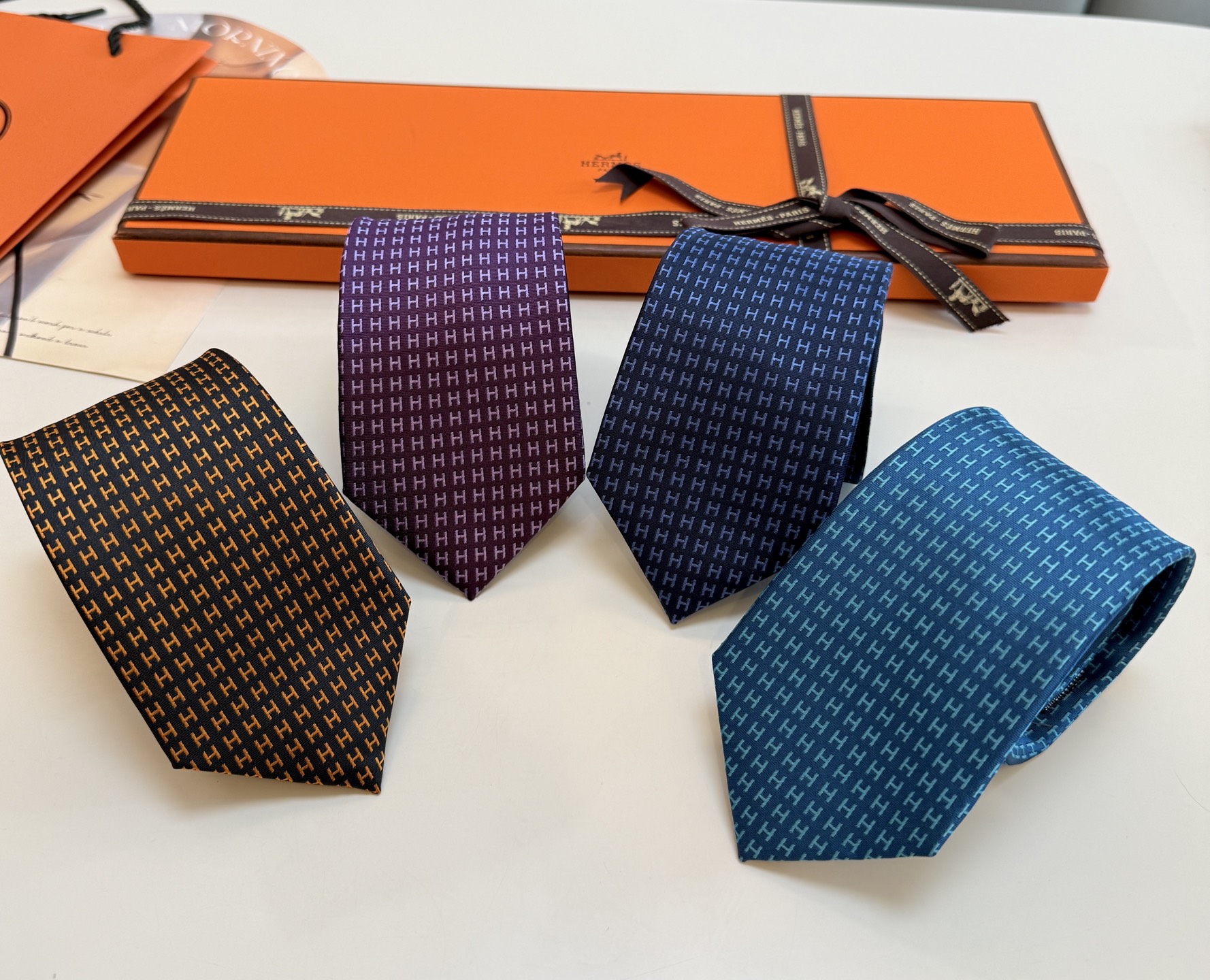 特价P90💰男士新款领带系列【H字母图案领带】👔👔,稀有H家每年都有一千条不同印花的领带面世,从最初的多以几何图案表现骑术活动为主,到如今的款式则丰富得多,以活泼的动物或日常生活 事物为主题,让男士可以充分展示自己个性。100%顶级斜纹真丝手工定制‼‼