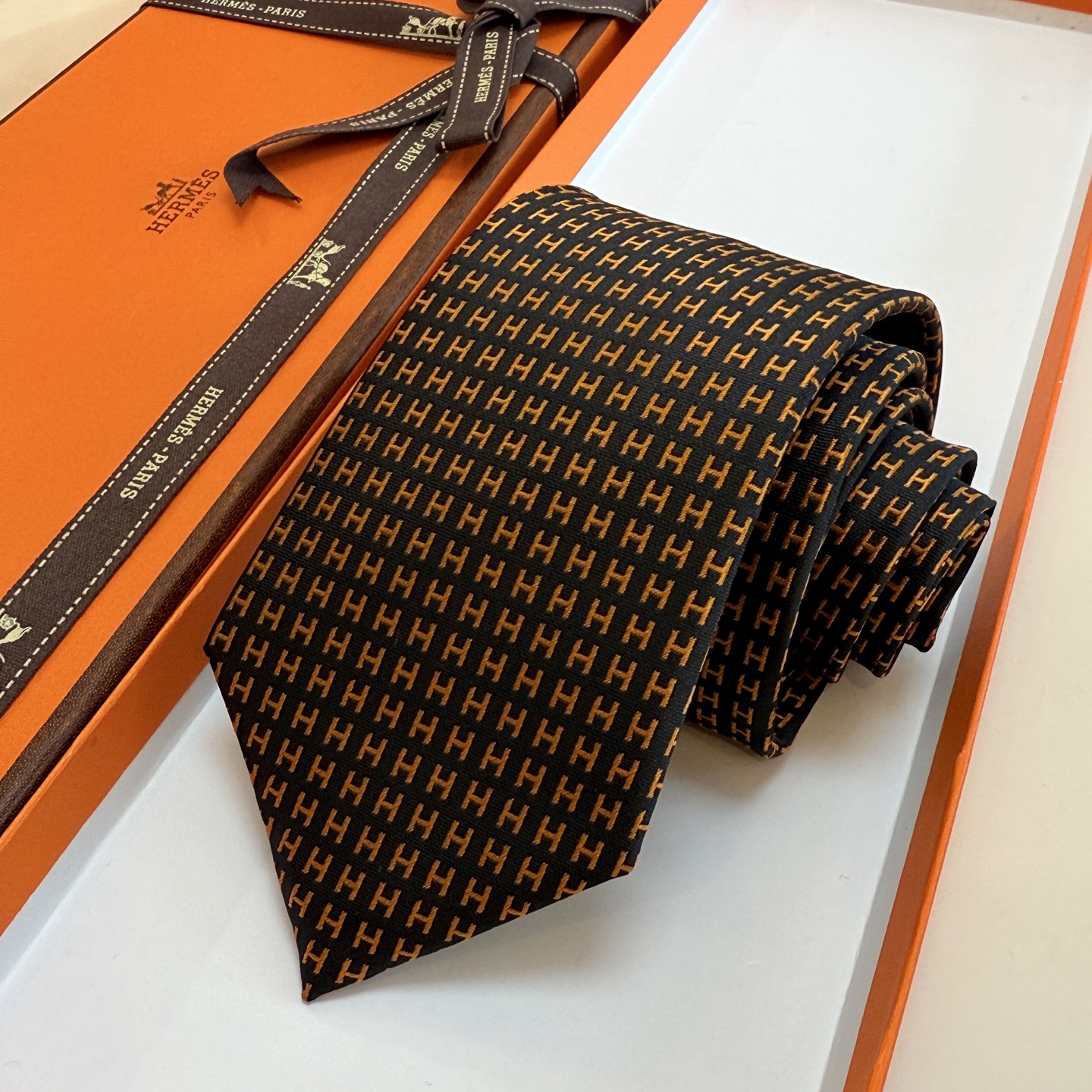 特价P90💰男士新款领带系列【H字母图案领带】👔👔,稀有H家每年都有一千条不同印花的领带面世,从最初的多以几何图案表现骑术活动为主,到如今的款式则丰富得多,以活泼的动物或日常生活 事物为主题,让男士可以充分展示自己个性。100%顶级斜纹真丝手工定制‼‼
