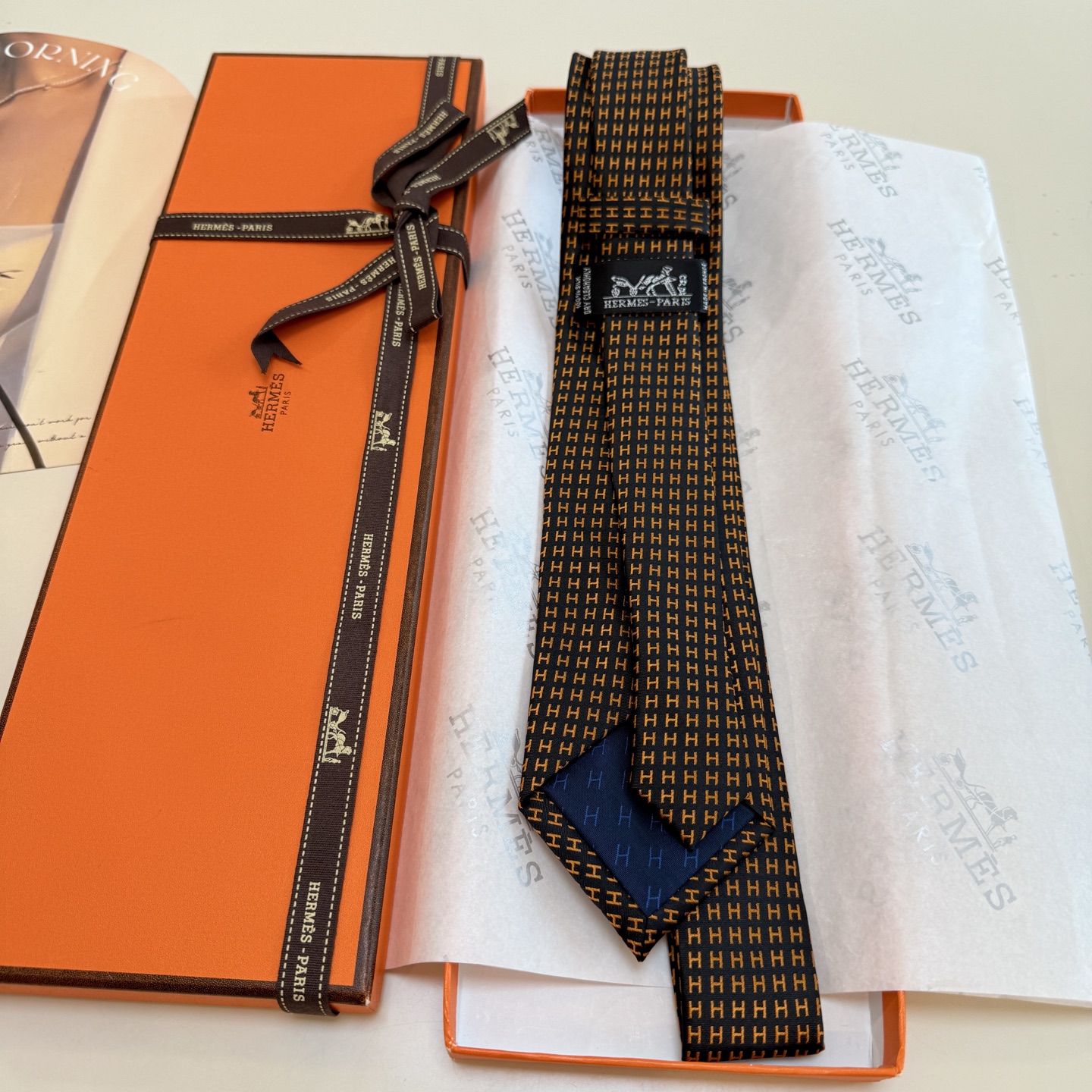 特价P90💰男士新款领带系列【H字母图案领带】👔👔,稀有H家每年都有一千条不同印花的领带面世,从最初的多以几何图案表现骑术活动为主,到如今的款式则丰富得多,以活泼的动物或日常生活 事物为主题,让男士可以充分展示自己个性。100%顶级斜纹真丝手工定制‼‼