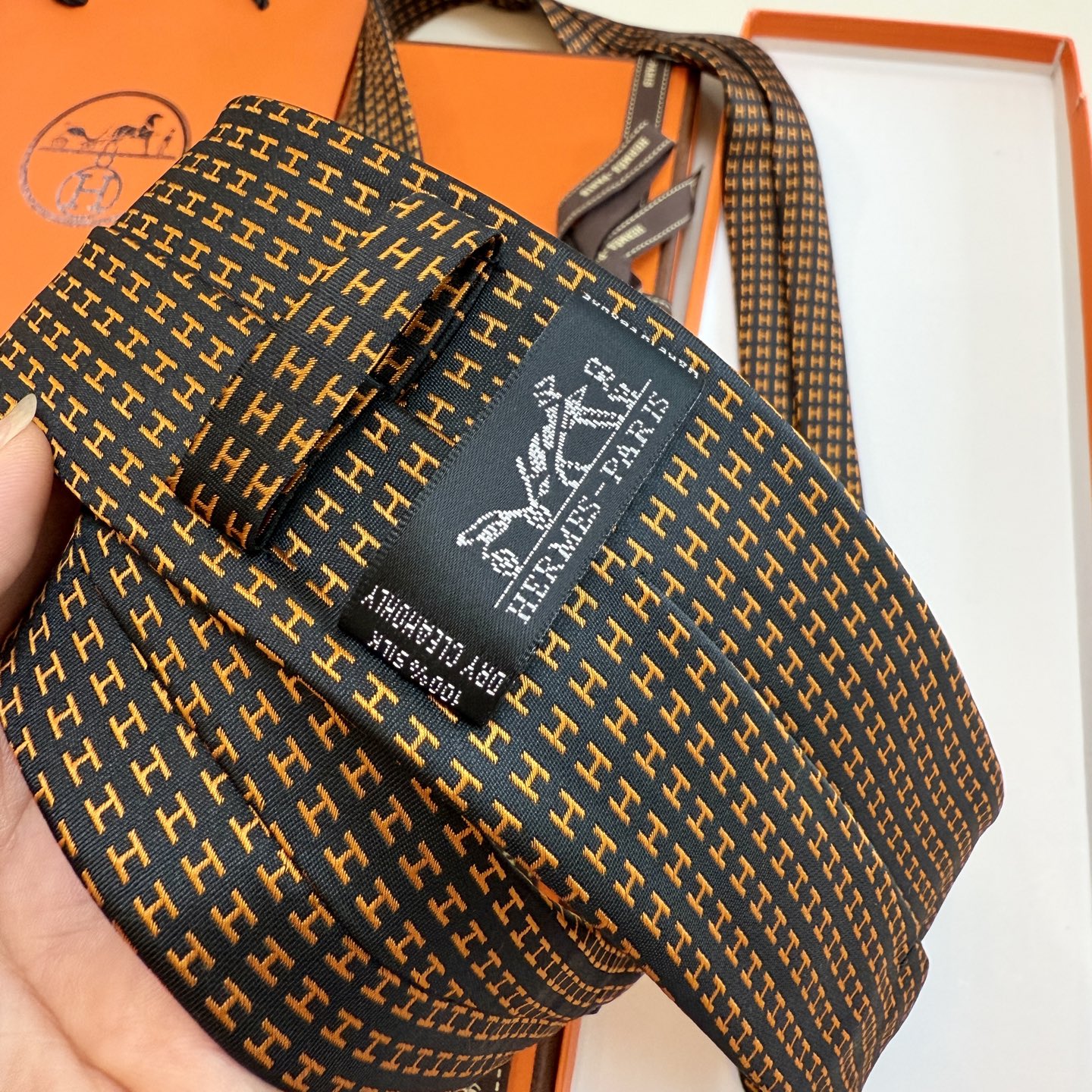 特价P90💰男士新款领带系列【H字母图案领带】👔👔,稀有H家每年都有一千条不同印花的领带面世,从最初的多以几何图案表现骑术活动为主,到如今的款式则丰富得多,以活泼的动物或日常生活 事物为主题,让男士可以充分展示自己个性。100%顶级斜纹真丝手工定制‼‼