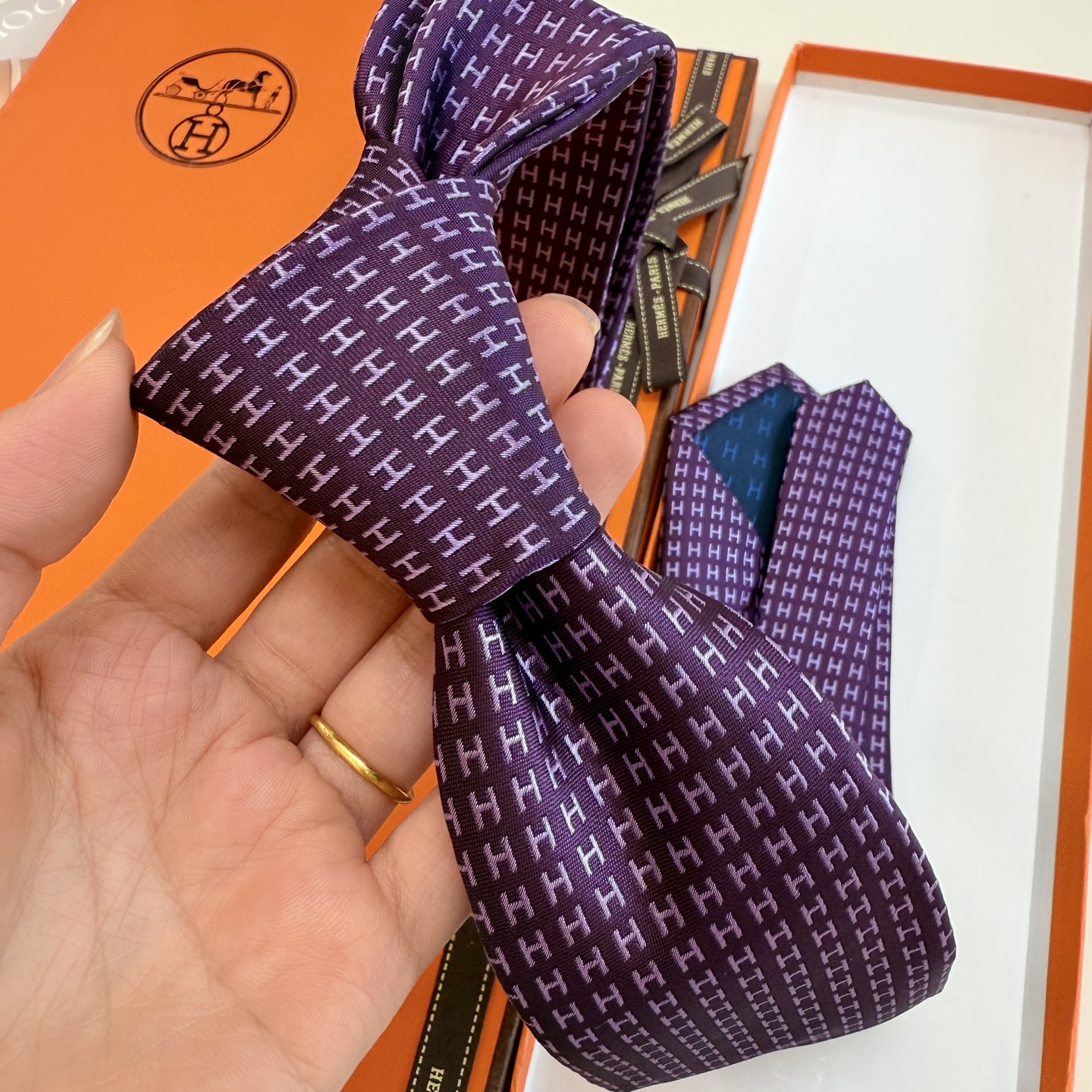 特价P90💰男士新款领带系列【H字母图案领带】👔👔,稀有H家每年都有一千条不同印花的领带面世,从最初的多以几何图案表现骑术活动为主,到如今的款式则丰富得多,以活泼的动物或日常生活 事物为主题,让男士可以充分展示自己个性。100%顶级斜纹真丝手工定制‼‼