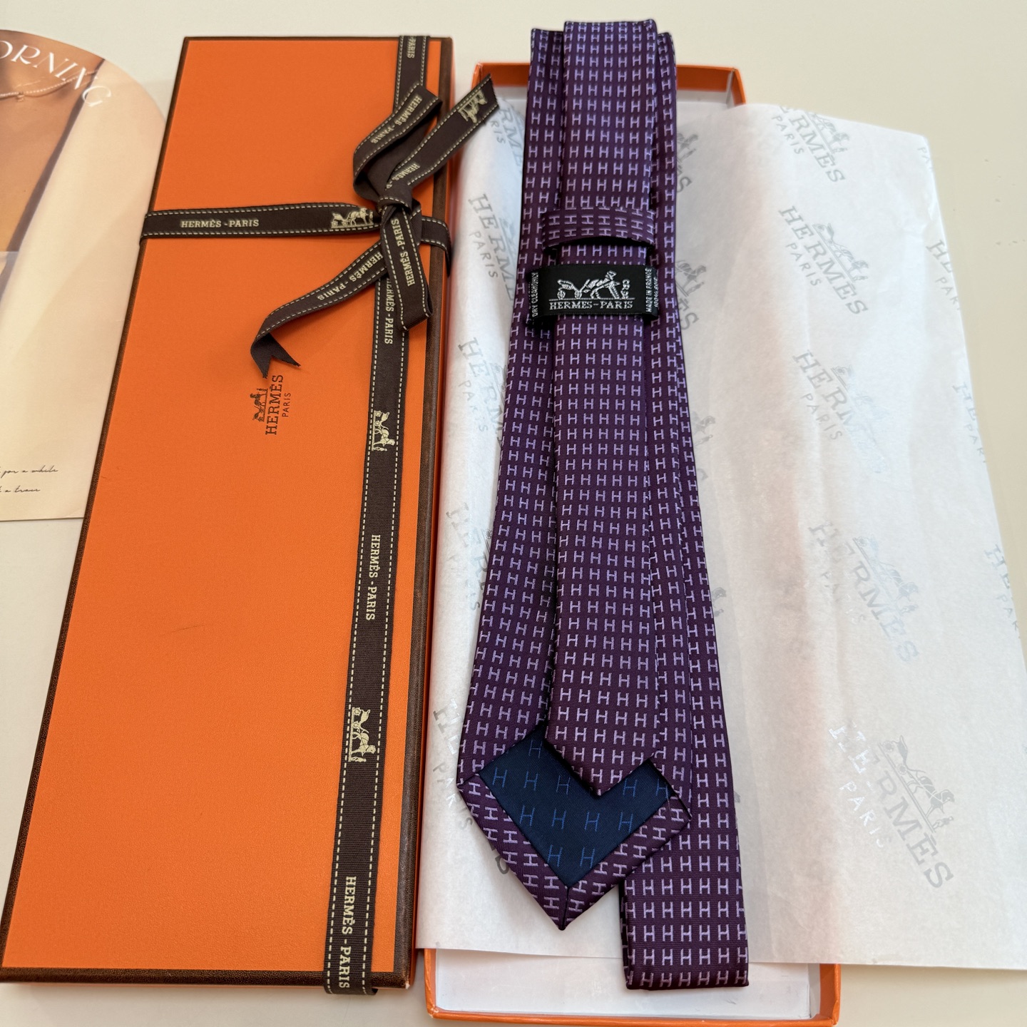 特价P90💰男士新款领带系列【H字母图案领带】👔👔,稀有H家每年都有一千条不同印花的领带面世,从最初的多以几何图案表现骑术活动为主,到如今的款式则丰富得多,以活泼的动物或日常生活 事物为主题,让男士可以充分展示自己个性。100%顶级斜纹真丝手工定制‼‼