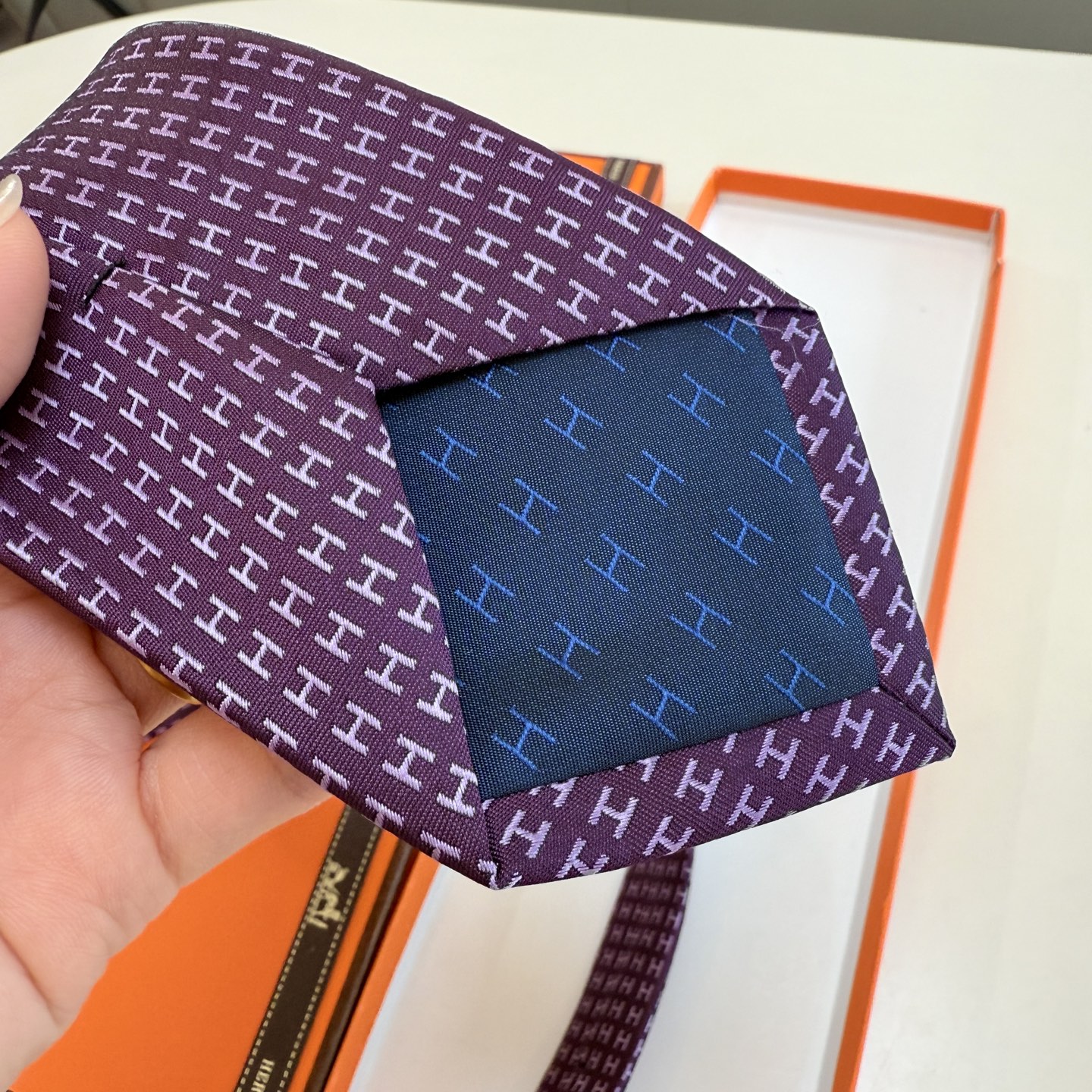 特价P90💰男士新款领带系列【H字母图案领带】👔👔,稀有H家每年都有一千条不同印花的领带面世,从最初的多以几何图案表现骑术活动为主,到如今的款式则丰富得多,以活泼的动物或日常生活 事物为主题,让男士可以充分展示自己个性。100%顶级斜纹真丝手工定制‼‼