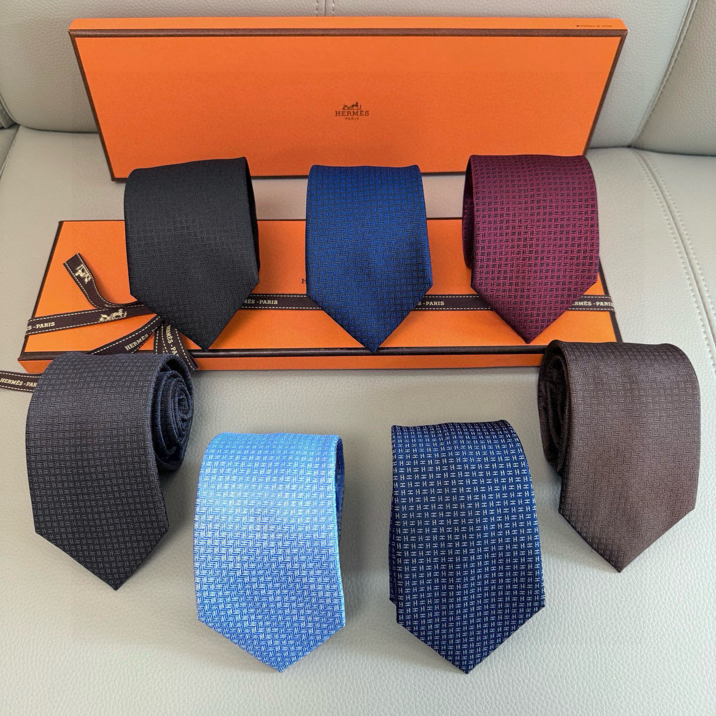 NO:881662,The first men's new tie series [Small H Letter Tie], the rare H family has a thousand ties with different prints released every year. From the initial geometric patterns to express equestrian activities, now the styles are much richer, with lively animals or daily life as the theme, allowing men to fully show their personality. Top-grade twill silk handmade custom ties, ties, real silk, ties19860909批男士新款领带系列【小H字母领带】,稀有H家每年都有一千条不同印花的领带面世,从最初的多以几何图案表现骑术活动为主,到如今的款式则丰富得多,以活泼的动物或日常生活 事物为主题,让男士可以充分展示自己個性.顶级斜纹真丝手工定制吧领带,领带,real silk,ties,accessory