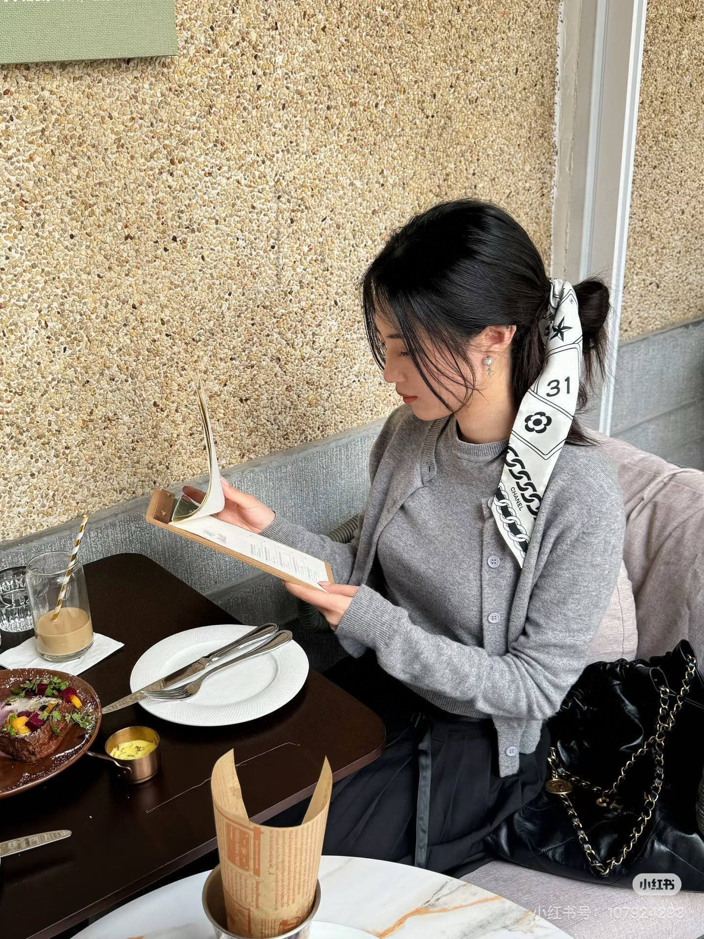 NO:921399,Batch Chanel Twilly silk scarf is here. It is a real cutie. Material: twill silk. Size/6cm. Goddess must buy it. Imported silk fabric has a very special touch. It is super multi-purpose scarf, headband, bag accessories, belt...and so on. It is very easy to control. It can be matched with clothes and bags in summer. The top-grade silk has a strong luster and is extremely exquisite. This is really a must-buy silk scarf, streamer, hair bundle, chanel, real silk.19860909批 香奈儿Twilly小丝巾来了 名副其实的小可爱, 材质:斜纹真丝 尺寸/6cm 女神必入 进口真丝面料非常特别的触感 超多用途领巾、发带、包包配饰、腰带.....等等等等,超好驾驭 夏季配衣服 配包包】顶级真丝光泽感超级强 精美无比 ,这款真的是一定要入手丝巾,飘带，发束,chanel,real silk,accessory