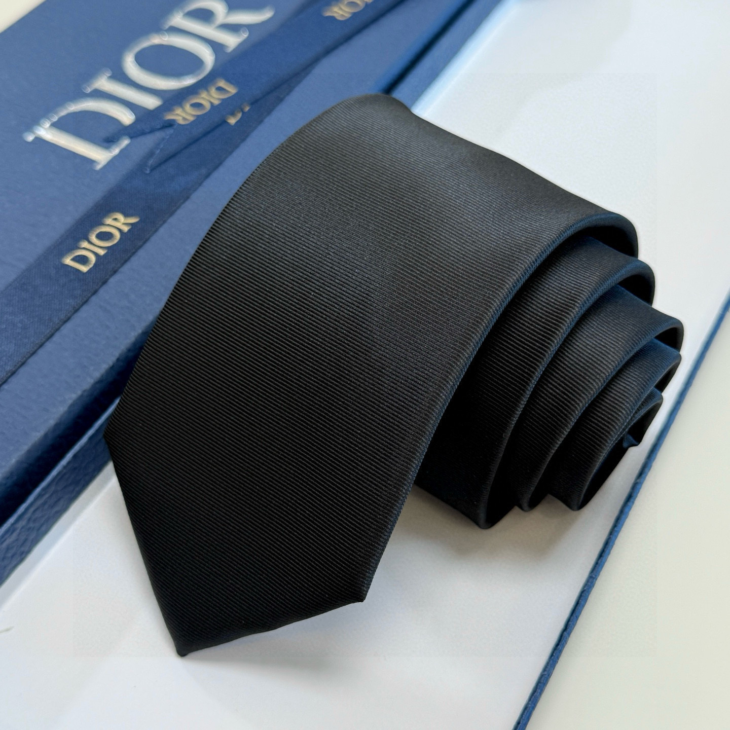 NO:942256,The first batch of official synchronized new ties, 2025 Dior new ties are rare and ideal choices for Dior men to show exquisite craftsmanship and fashionable elegance. This tie is made of the DO family's most classic and iconic LOGO jacquard, which is interpreted in the same tone to show more elegance. It allows men to fully display their personality. Top-notch handmade custom ties, ties, dior, dior, ties19860909批官方同步新款领带,2025年迪奥新款领带 Dior男士稀有展现精湛手工与时尚优雅的理想选择,这款采用DO家最经典极具标志性LOGO提花制成的领带,以同色调手法演绎的更显雅致风范.让男士可以充分展示自己个性.顶级手工定制领带,领带,dior,dior,ties,accessory