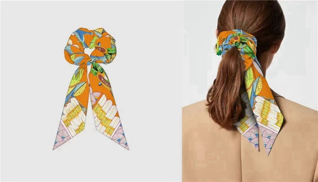 NO:921437,Batch Hermes 'Song of the Tree' hair tie, dual-purpose hair tie Twilly small silk scarf Twilly small silk scarf (mulberry silk) This small silk accessory can be worn in ever-changing ways and can add smartness and fun to your daily style! Silk scarves, streamers, hair bundles, hermes, hermes, real silk19860909批 爱马仕Hermes “树之歌”发圈,束发带两用 Twilly小丝巾 Twilly小丝巾（桑蚕丝） 这款小巧的真丝配饰佩戴方式千变万化,可为您的日常造型增添灵动妙趣!丝巾,飘带，发束,hermes,hermes,real silk,accessory
