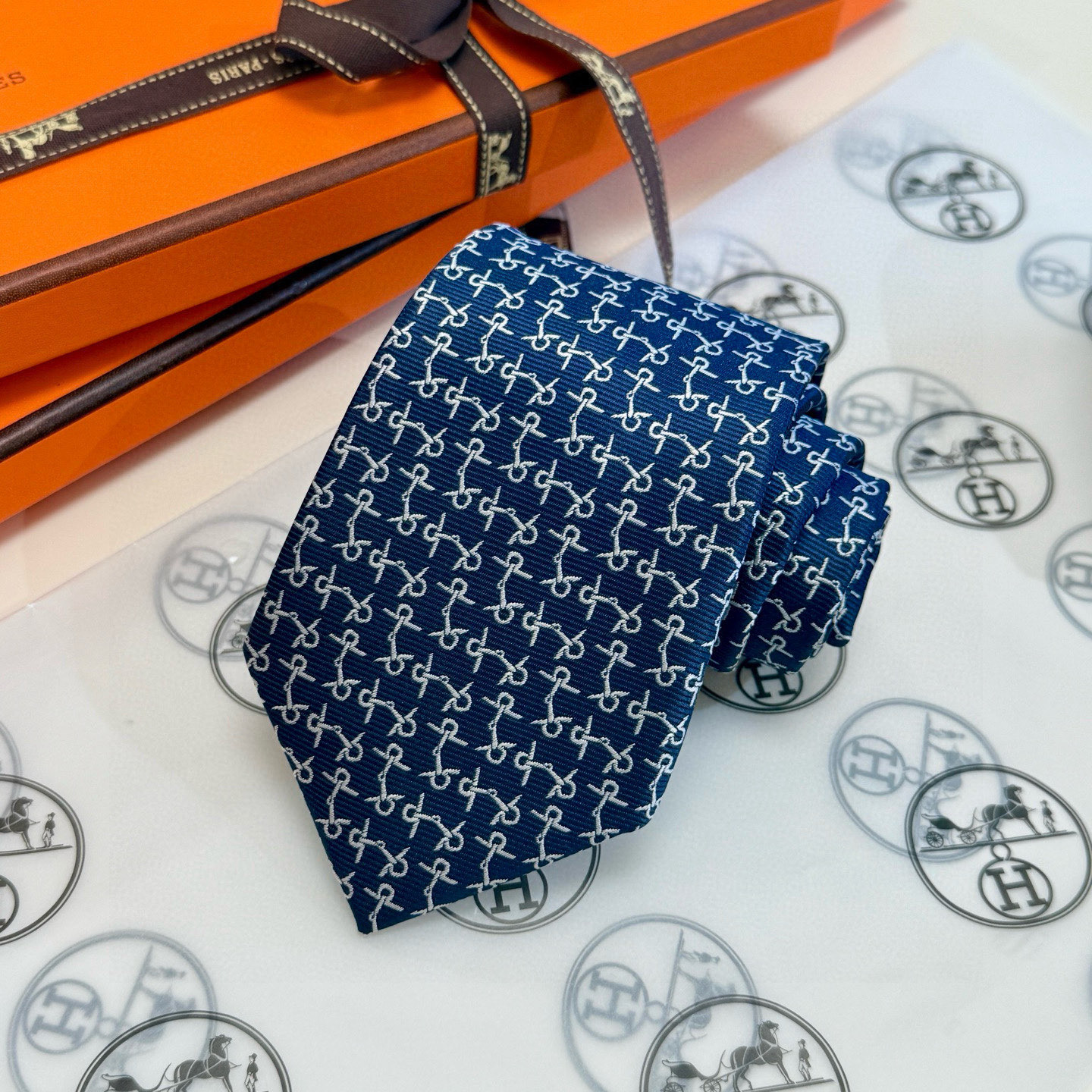 NO:942218,First batch of Hermès men’s ties!  The Hermès tie is an indispensable item in every man's wardrobe and the origin of a story. There is only one rule to enjoy wearing it!  Hermès craftsmen in Lyon, France have been making these ties since 1949. Designers Philippe Mouquet and Catherine de Karolyi make ties, ties, hermes, ties in France19860909批爱马仕男士领带！爱马仕领带是每位男士衣橱中不可或缺的单品,也是一段故事的起源.仅有一条规则享受佩戴它的乐趣！自1949年以来,爱马仕在法国里昂的工匠一直在制作这些领带.设计师菲利浦·穆盖（PhilippeMouquet）和凯瑟琳·德·卡罗伊（CatherinedeKarolyi)法国制造领带,领带,hermes,ties,accessory