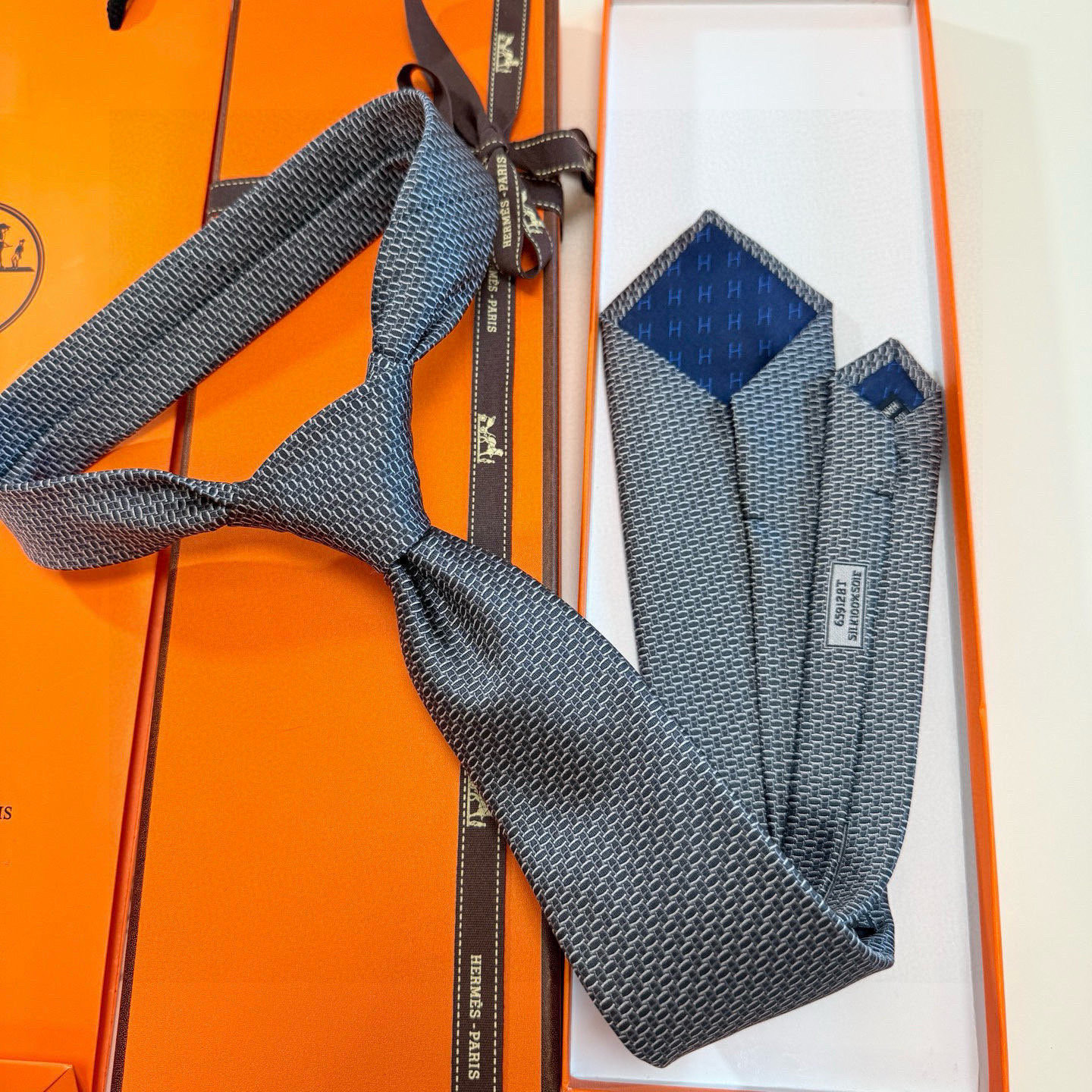 特价P90💰爱马仕男士领带！爱马仕领带是每位男士衣橱中不可或缺的单品，也是一段故事的起源。仅有一条规则：享受佩戴它的乐趣！自1949年以来，爱马仕在法国里昂的工匠一直在制作这些领带。设计师菲利浦&middot;穆盖（PhilippeMouquet）和凯瑟琳&middot;德&middot;卡罗伊（Catherine䰾de䰾Karolyi)法国制造