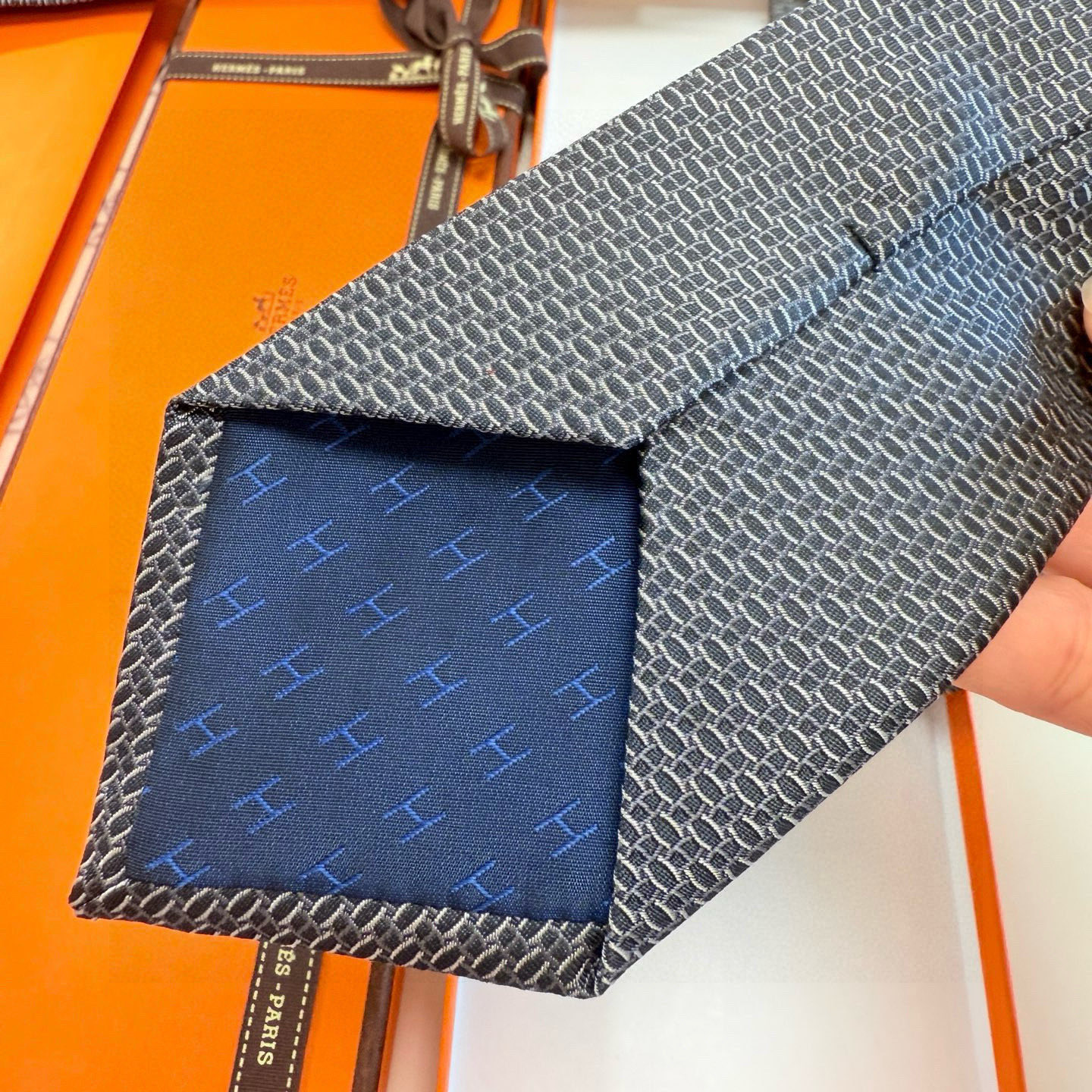 特价P90💰爱马仕男士领带！爱马仕领带是每位男士衣橱中不可或缺的单品，也是一段故事的起源。仅有一条规则：享受佩戴它的乐趣！自1949年以来，爱马仕在法国里昂的工匠一直在制作这些领带。设计师菲利浦&middot;穆盖（PhilippeMouquet）和凯瑟琳&middot;德&middot;卡罗伊（Catherine䰾de䰾Karolyi)法国制造