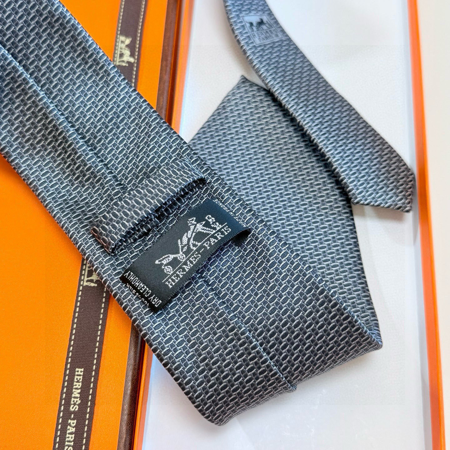 特价P90💰爱马仕男士领带！爱马仕领带是每位男士衣橱中不可或缺的单品，也是一段故事的起源。仅有一条规则：享受佩戴它的乐趣！自1949年以来，爱马仕在法国里昂的工匠一直在制作这些领带。设计师菲利浦&middot;穆盖（PhilippeMouquet）和凯瑟琳&middot;德&middot;卡罗伊（Catherine䰾de䰾Karolyi)法国制造