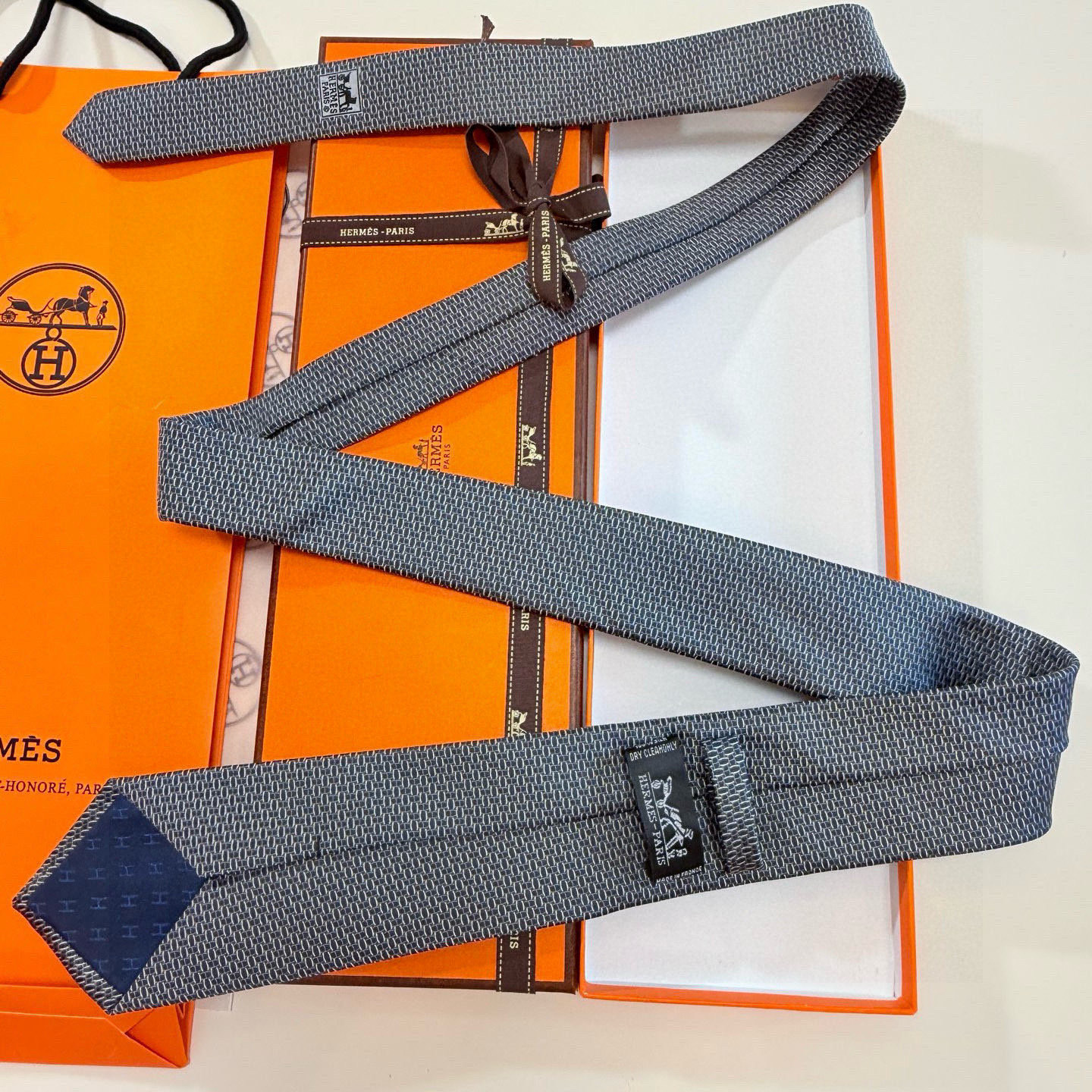 特价P90💰爱马仕男士领带！爱马仕领带是每位男士衣橱中不可或缺的单品，也是一段故事的起源。仅有一条规则：享受佩戴它的乐趣！自1949年以来，爱马仕在法国里昂的工匠一直在制作这些领带。设计师菲利浦&middot;穆盖（PhilippeMouquet）和凯瑟琳&middot;德&middot;卡罗伊（Catherine䰾de䰾Karolyi)法国制造
