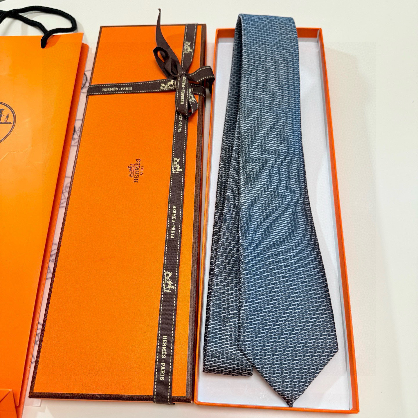 特价P90💰爱马仕男士领带！爱马仕领带是每位男士衣橱中不可或缺的单品，也是一段故事的起源。仅有一条规则：享受佩戴它的乐趣！自1949年以来，爱马仕在法国里昂的工匠一直在制作这些领带。设计师菲利浦&middot;穆盖（PhilippeMouquet）和凯瑟琳&middot;德&middot;卡罗伊（Catherine䰾de䰾Karolyi)法国制造