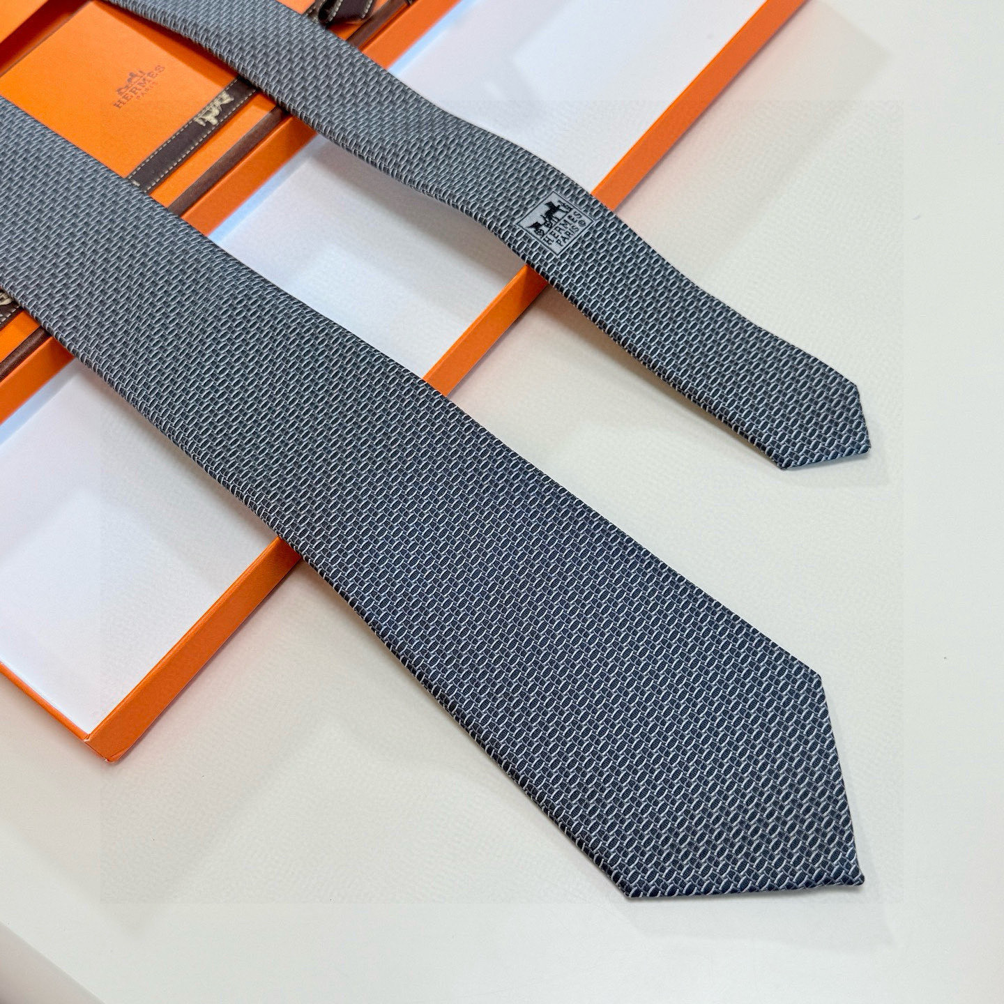 特价P90💰爱马仕男士领带！爱马仕领带是每位男士衣橱中不可或缺的单品，也是一段故事的起源。仅有一条规则：享受佩戴它的乐趣！自1949年以来，爱马仕在法国里昂的工匠一直在制作这些领带。设计师菲利浦&middot;穆盖（PhilippeMouquet）和凯瑟琳&middot;德&middot;卡罗伊（Catherine䰾de䰾Karolyi)法国制造