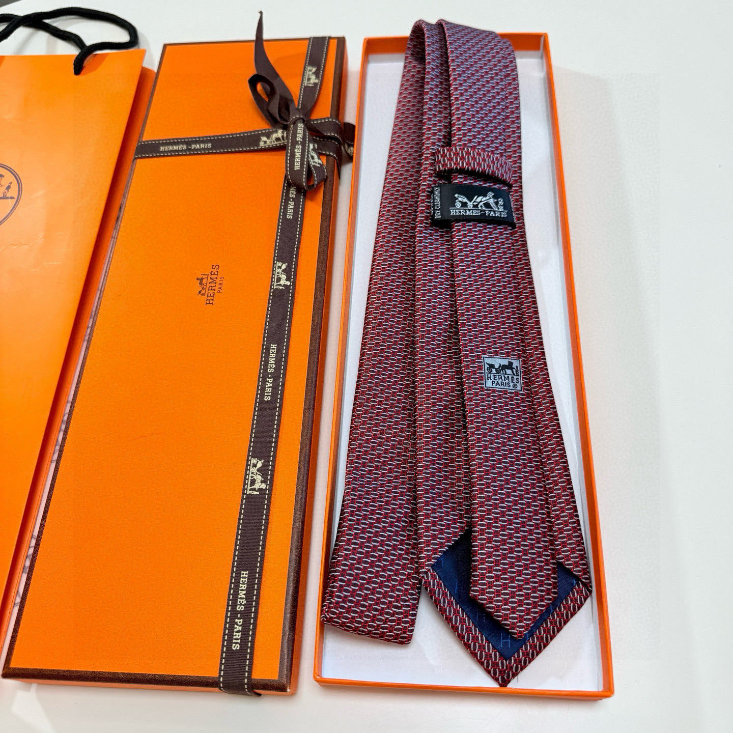 特价P90💰爱马仕男士领带！爱马仕领带是每位男士衣橱中不可或缺的单品，也是一段故事的起源。仅有一条规则：享受佩戴它的乐趣！自1949年以来，爱马仕在法国里昂的工匠一直在制作这些领带。设计师菲利浦&middot;穆盖（PhilippeMouquet）和凯瑟琳&middot;德&middot;卡罗伊（Catherine䰾de䰾Karolyi)法国制造