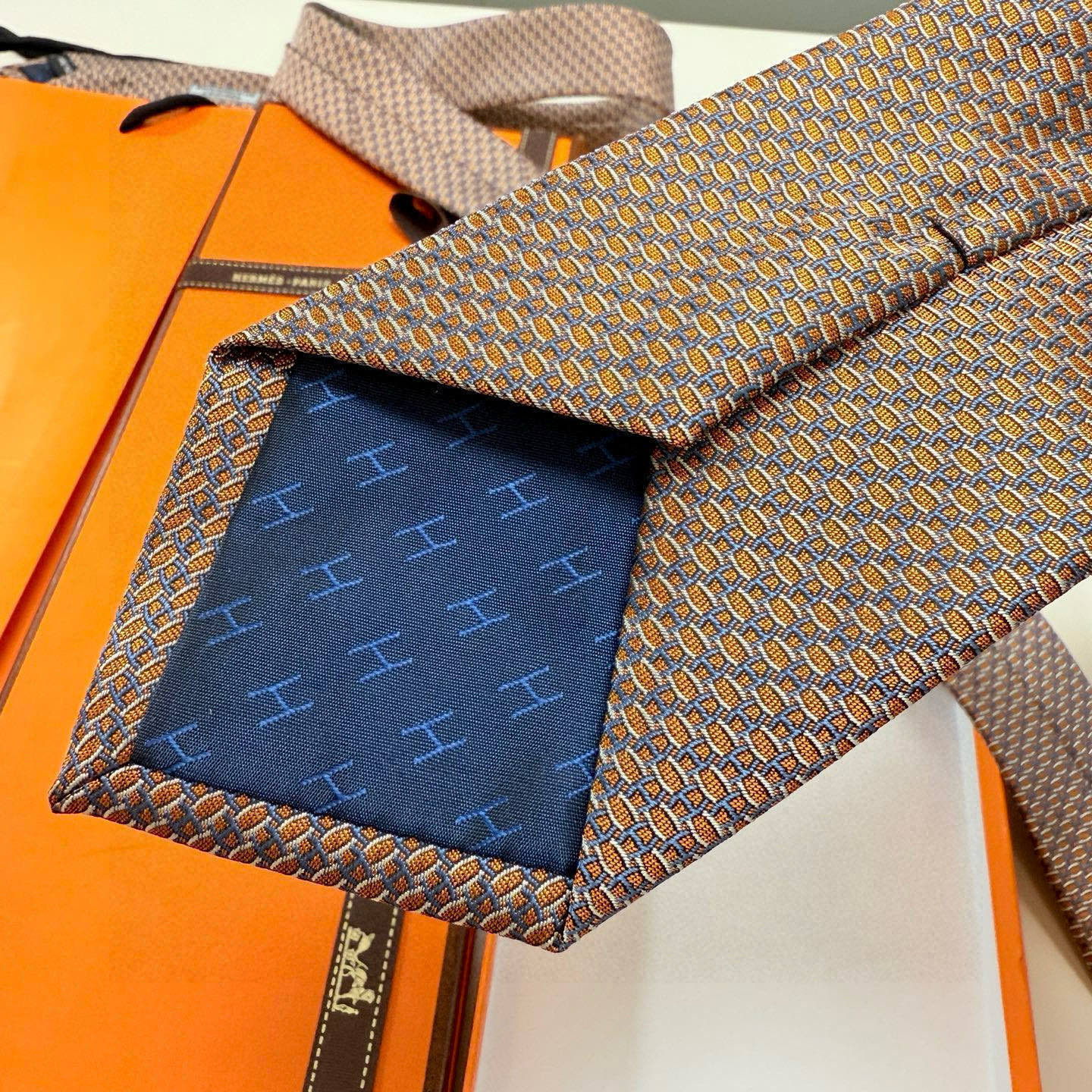 特价P90💰爱马仕男士领带！爱马仕领带是每位男士衣橱中不可或缺的单品，也是一段故事的起源。仅有一条规则：享受佩戴它的乐趣！自1949年以来，爱马仕在法国里昂的工匠一直在制作这些领带。设计师菲利浦&middot;穆盖（PhilippeMouquet）和凯瑟琳&middot;德&middot;卡罗伊（Catherine䰾de䰾Karolyi)法国制造