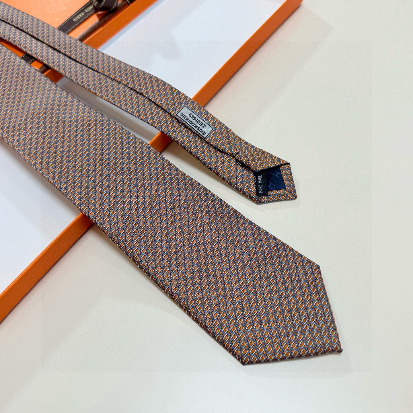 特价P90💰爱马仕男士领带！爱马仕领带是每位男士衣橱中不可或缺的单品，也是一段故事的起源。仅有一条规则：享受佩戴它的乐趣！自1949年以来，爱马仕在法国里昂的工匠一直在制作这些领带。设计师菲利浦&middot;穆盖（PhilippeMouquet）和凯瑟琳&middot;德&middot;卡罗伊（Catherine䰾de䰾Karolyi)法国制造