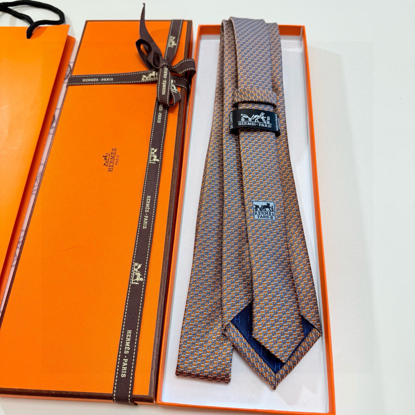 特价P90💰爱马仕男士领带！爱马仕领带是每位男士衣橱中不可或缺的单品，也是一段故事的起源。仅有一条规则：享受佩戴它的乐趣！自1949年以来，爱马仕在法国里昂的工匠一直在制作这些领带。设计师菲利浦&middot;穆盖（PhilippeMouquet）和凯瑟琳&middot;德&middot;卡罗伊（Catherine䰾de䰾Karolyi)法国制造