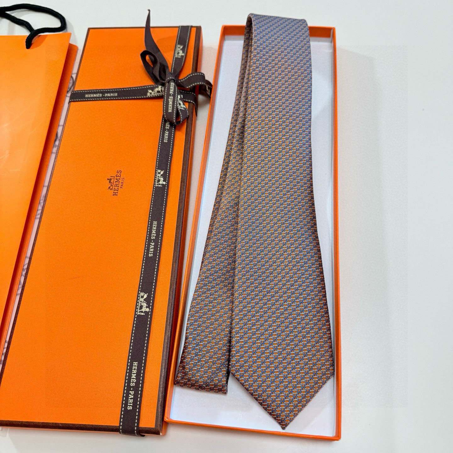 特价P90💰爱马仕男士领带！爱马仕领带是每位男士衣橱中不可或缺的单品，也是一段故事的起源。仅有一条规则：享受佩戴它的乐趣！自1949年以来，爱马仕在法国里昂的工匠一直在制作这些领带。设计师菲利浦&middot;穆盖（PhilippeMouquet）和凯瑟琳&middot;德&middot;卡罗伊（Catherine䰾de䰾Karolyi)法国制造