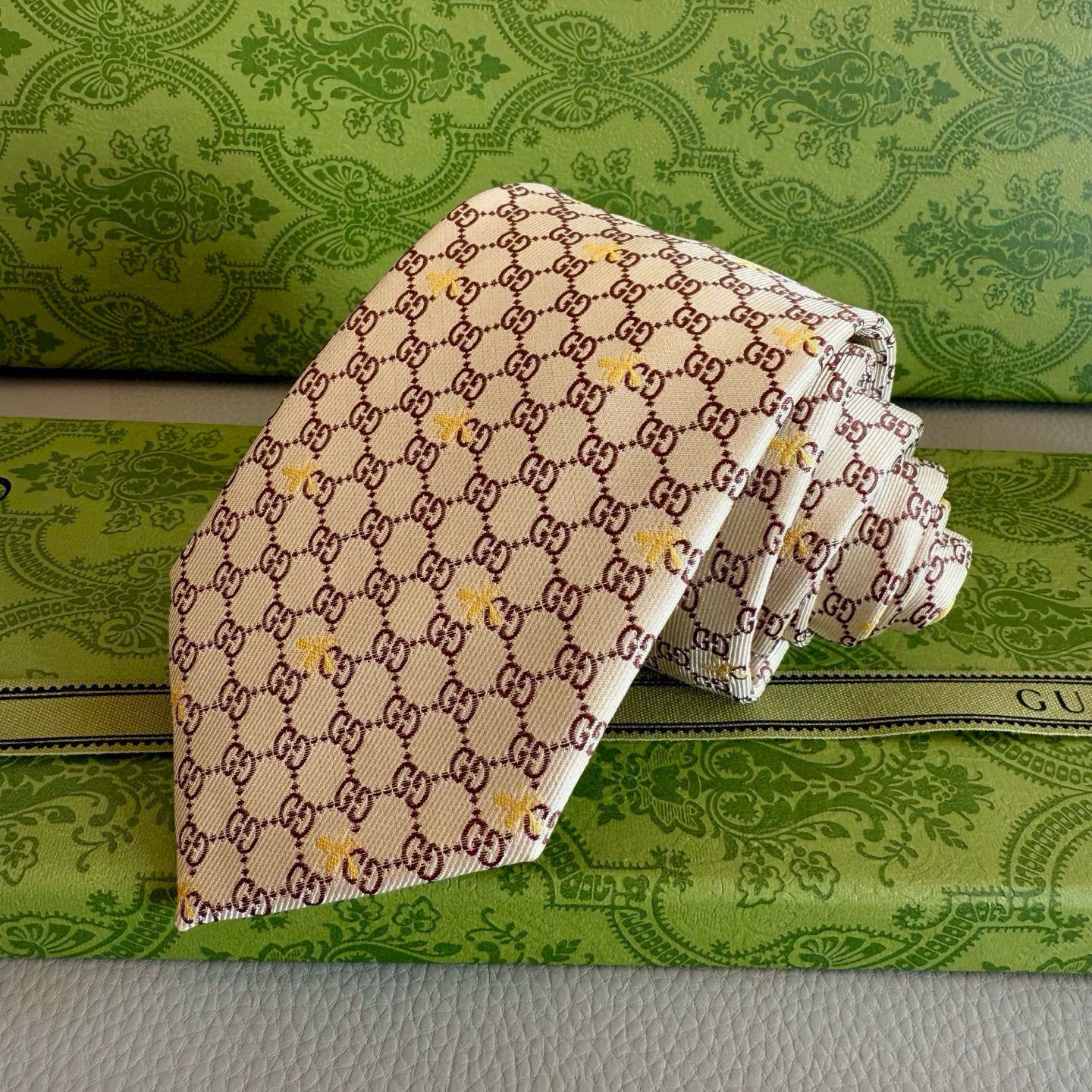 特价P90💰古奇男士领带【GG和蜜蜂领带】👔👔，稀有采用经典小G LOGO提花展现精湛手工与时尚优雅的理想选择，这款领带将标志性完美的结合，以时尚搭配手法演绎的更显雅致风范。让男士可以充分展示自己个性。100%顶级提花真丝手工定制‼️‼️