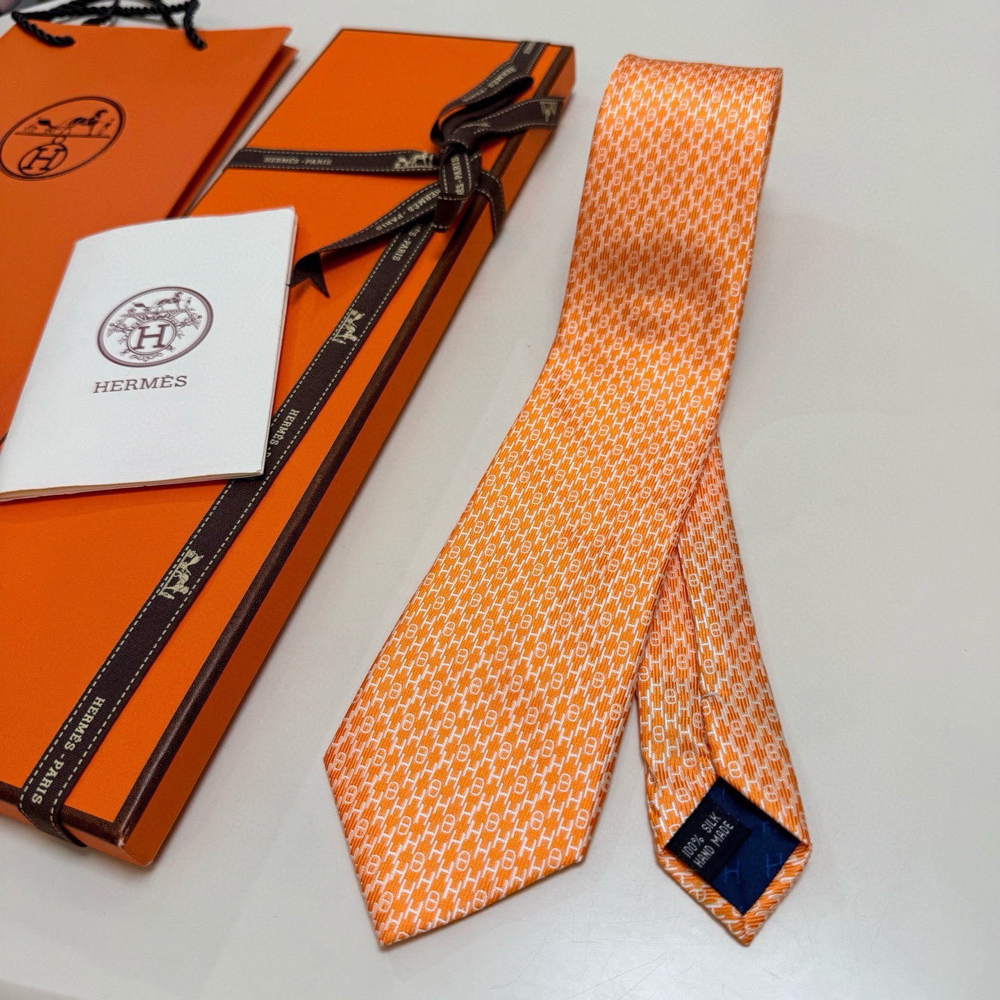 &yen;90💰专柜同步新款 爱马仕男士领带！爱马仕领带是每位男士衣橱中不可或缺的单品，也是一段故事的起源。仅有一条规则：享受佩戴它的乐趣！自1949年以来，爱马仕在法国里昂的工匠一直在制作这些领带。设计师菲利浦&middot;穆盖（PhilippeMouquet）和凯瑟琳&middot;德&middot;卡罗伊（Catherine䰾de䰾Karolyi)法国制造。宽度：7厘米