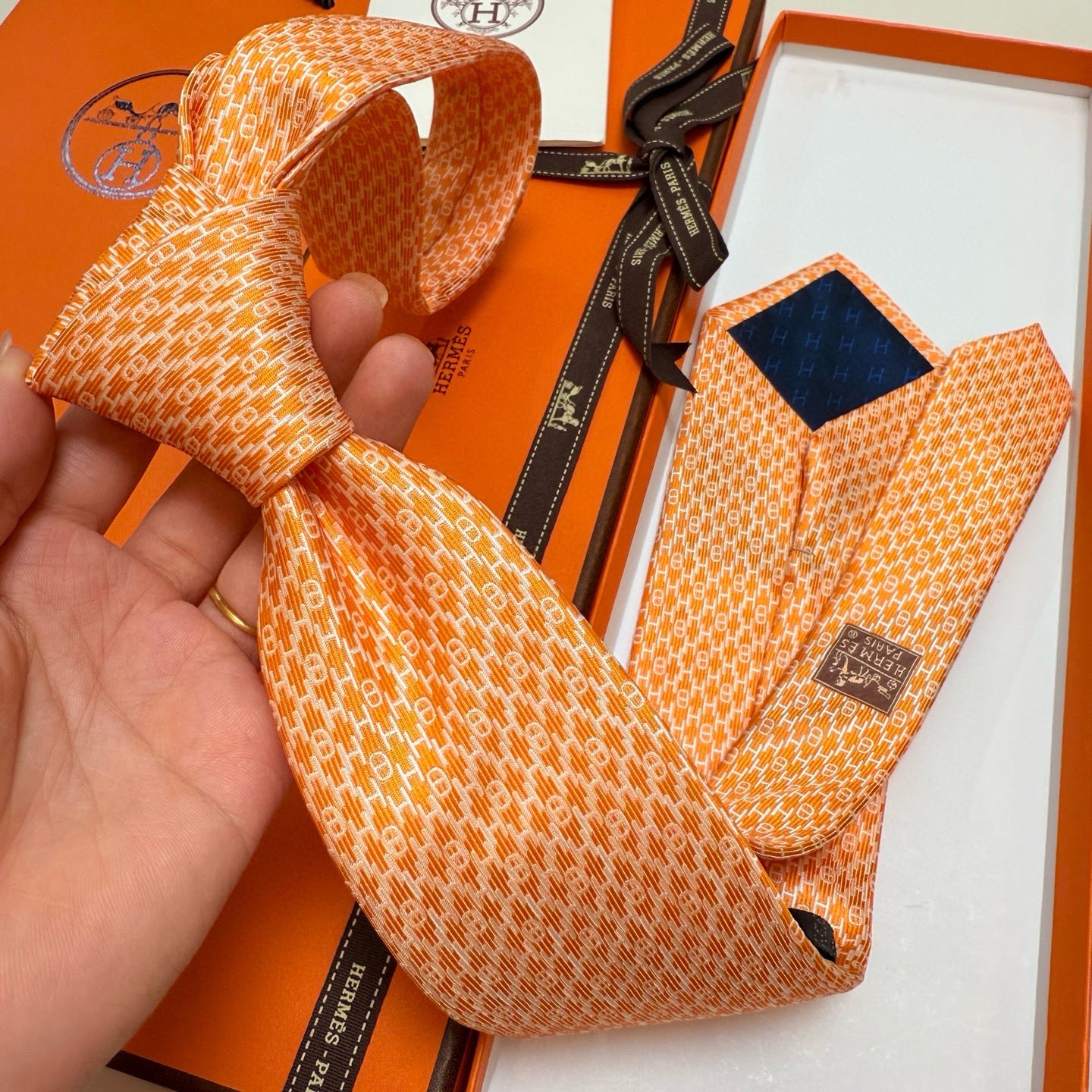 &yen;90💰专柜同步新款 爱马仕男士领带！爱马仕领带是每位男士衣橱中不可或缺的单品，也是一段故事的起源。仅有一条规则：享受佩戴它的乐趣！自1949年以来，爱马仕在法国里昂的工匠一直在制作这些领带。设计师菲利浦&middot;穆盖（PhilippeMouquet）和凯瑟琳&middot;德&middot;卡罗伊（Catherine䰾de䰾Karolyi)法国制造。宽度：7厘米