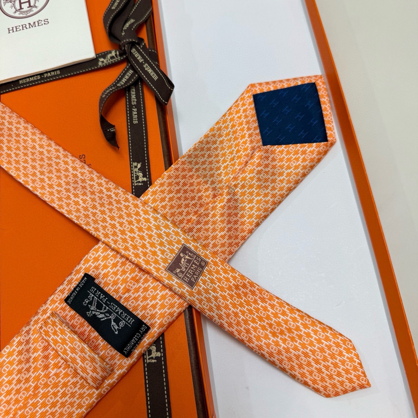 &yen;90💰专柜同步新款 爱马仕男士领带！爱马仕领带是每位男士衣橱中不可或缺的单品，也是一段故事的起源。仅有一条规则：享受佩戴它的乐趣！自1949年以来，爱马仕在法国里昂的工匠一直在制作这些领带。设计师菲利浦&middot;穆盖（PhilippeMouquet）和凯瑟琳&middot;德&middot;卡罗伊（Catherine䰾de䰾Karolyi)法国制造。宽度：7厘米