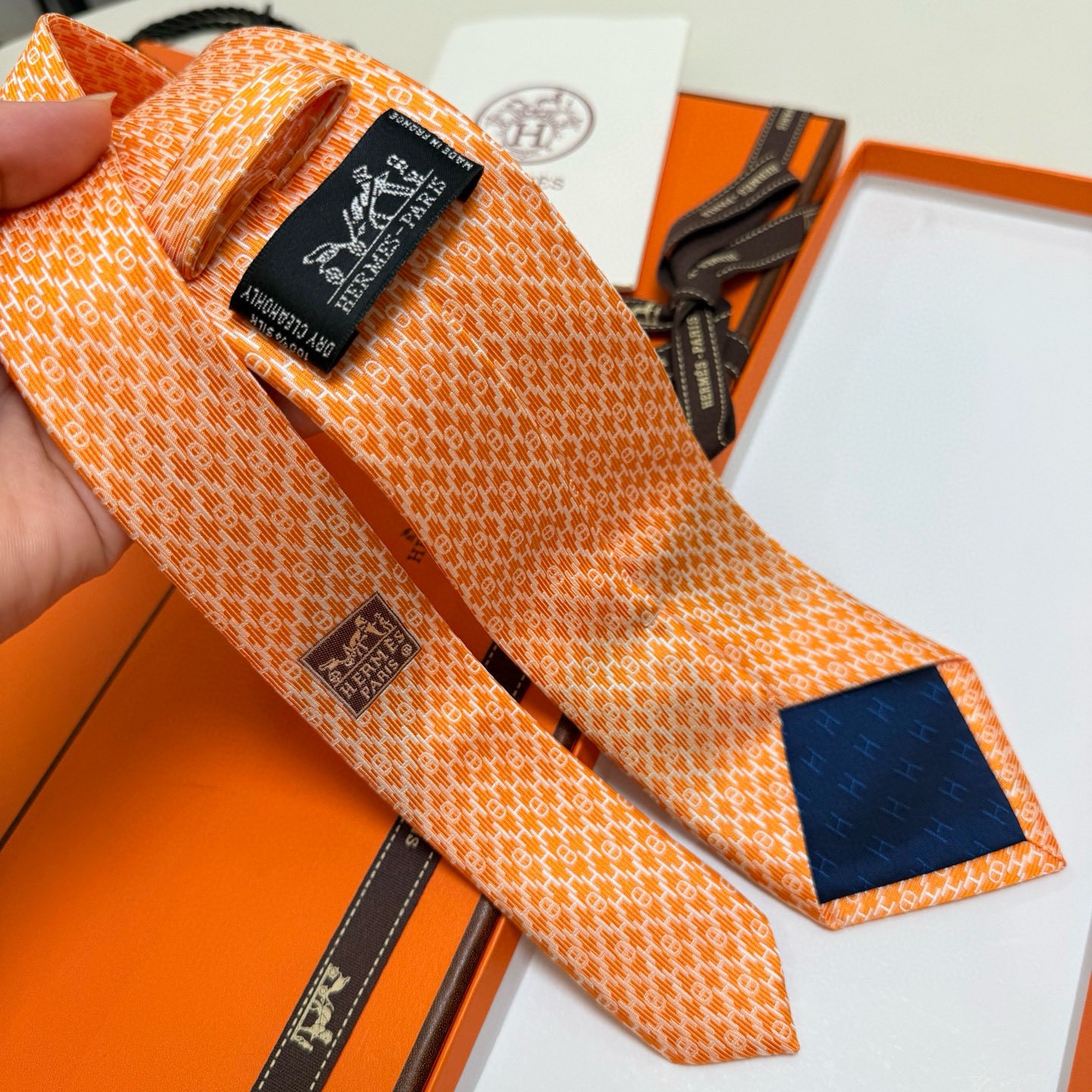 &yen;90💰专柜同步新款 爱马仕男士领带！爱马仕领带是每位男士衣橱中不可或缺的单品，也是一段故事的起源。仅有一条规则：享受佩戴它的乐趣！自1949年以来，爱马仕在法国里昂的工匠一直在制作这些领带。设计师菲利浦&middot;穆盖（PhilippeMouquet）和凯瑟琳&middot;德&middot;卡罗伊（Catherine䰾de䰾Karolyi)法国制造。宽度：7厘米