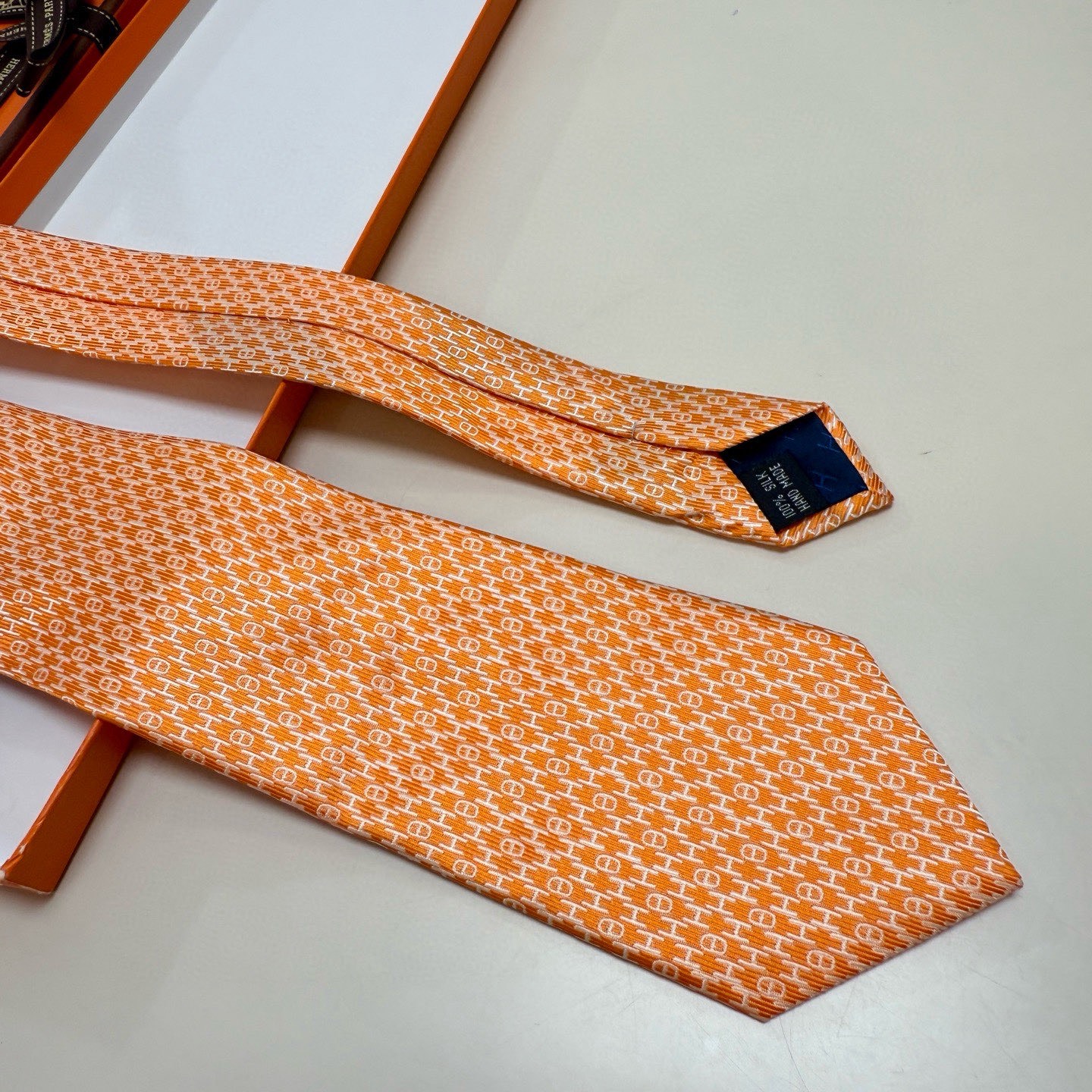 &yen;90💰专柜同步新款 爱马仕男士领带！爱马仕领带是每位男士衣橱中不可或缺的单品，也是一段故事的起源。仅有一条规则：享受佩戴它的乐趣！自1949年以来，爱马仕在法国里昂的工匠一直在制作这些领带。设计师菲利浦&middot;穆盖（PhilippeMouquet）和凯瑟琳&middot;德&middot;卡罗伊（Catherine䰾de䰾Karolyi)法国制造。宽度：7厘米