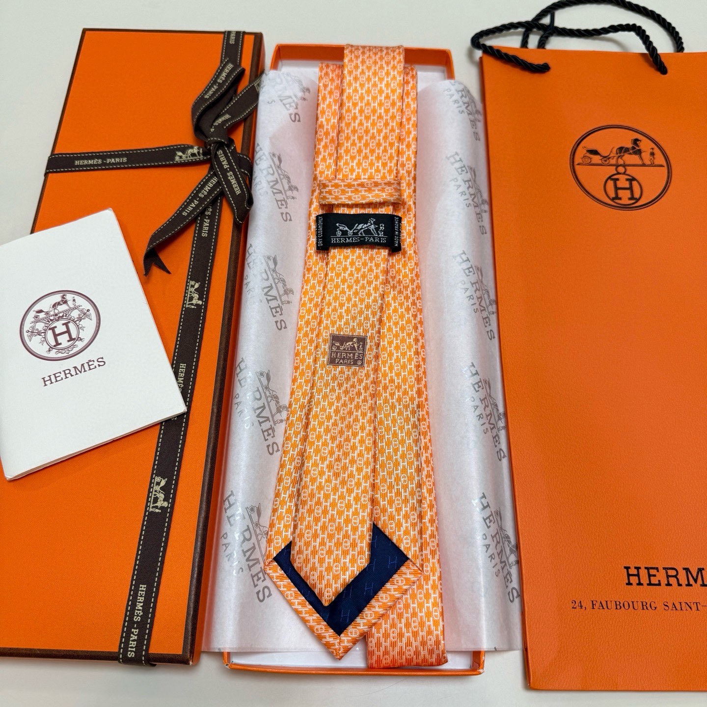 &yen;90💰专柜同步新款 爱马仕男士领带！爱马仕领带是每位男士衣橱中不可或缺的单品，也是一段故事的起源。仅有一条规则：享受佩戴它的乐趣！自1949年以来，爱马仕在法国里昂的工匠一直在制作这些领带。设计师菲利浦&middot;穆盖（PhilippeMouquet）和凯瑟琳&middot;德&middot;卡罗伊（Catherine䰾de䰾Karolyi)法国制造。宽度：7厘米