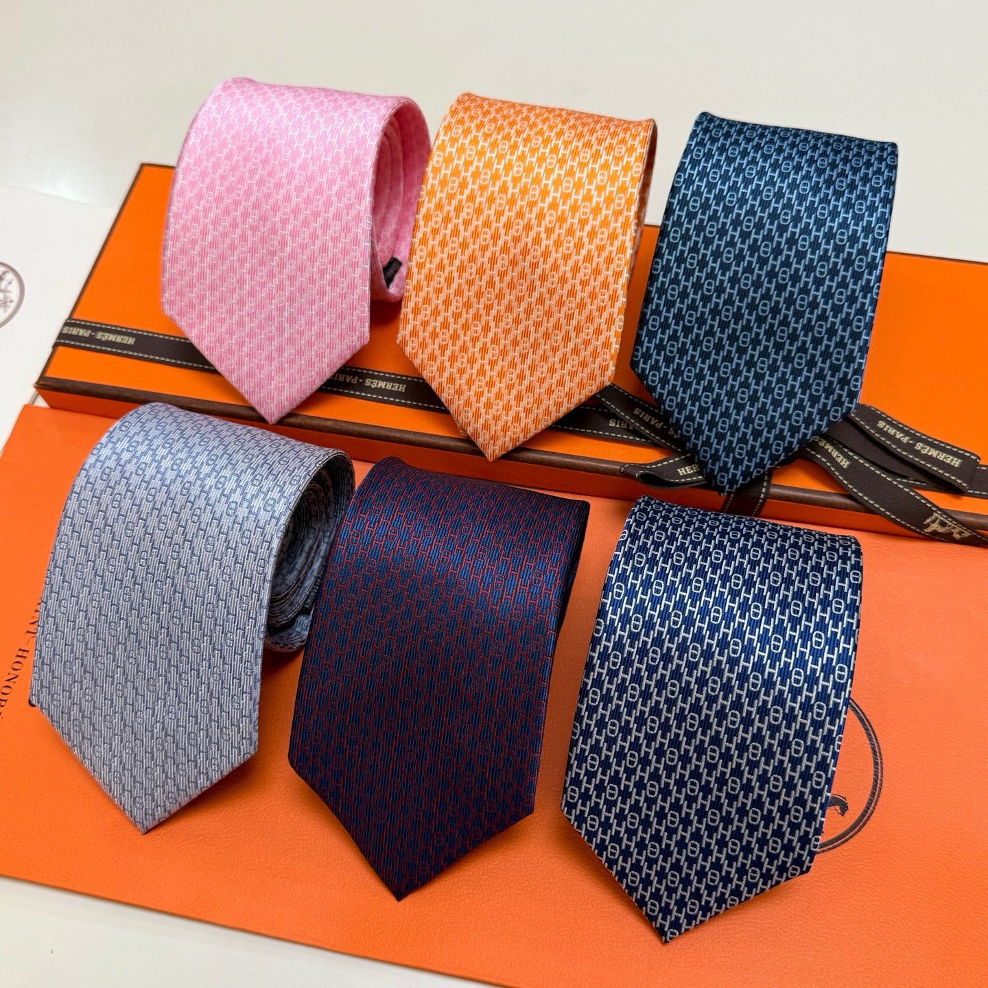 &yen;90💰专柜同步新款 爱马仕男士领带！爱马仕领带是每位男士衣橱中不可或缺的单品，也是一段故事的起源。仅有一条规则：享受佩戴它的乐趣！自1949年以来，爱马仕在法国里昂的工匠一直在制作这些领带。设计师菲利浦&middot;穆盖（PhilippeMouquet）和凯瑟琳&middot;德&middot;卡罗伊（Catherine䰾de䰾Karolyi)法国制造。宽度：7厘米