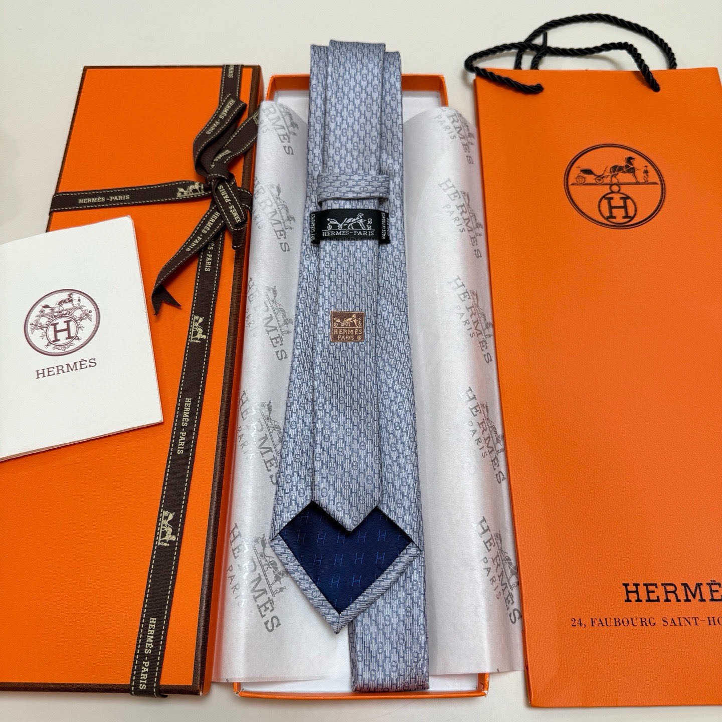 &yen;90💰专柜同步新款 爱马仕男士领带！爱马仕领带是每位男士衣橱中不可或缺的单品，也是一段故事的起源。仅有一条规则：享受佩戴它的乐趣！自1949年以来，爱马仕在法国里昂的工匠一直在制作这些领带。设计师菲利浦&middot;穆盖（PhilippeMouquet）和凯瑟琳&middot;德&middot;卡罗伊（Catherine䰾de䰾Karolyi)法国制造。宽度：7厘米