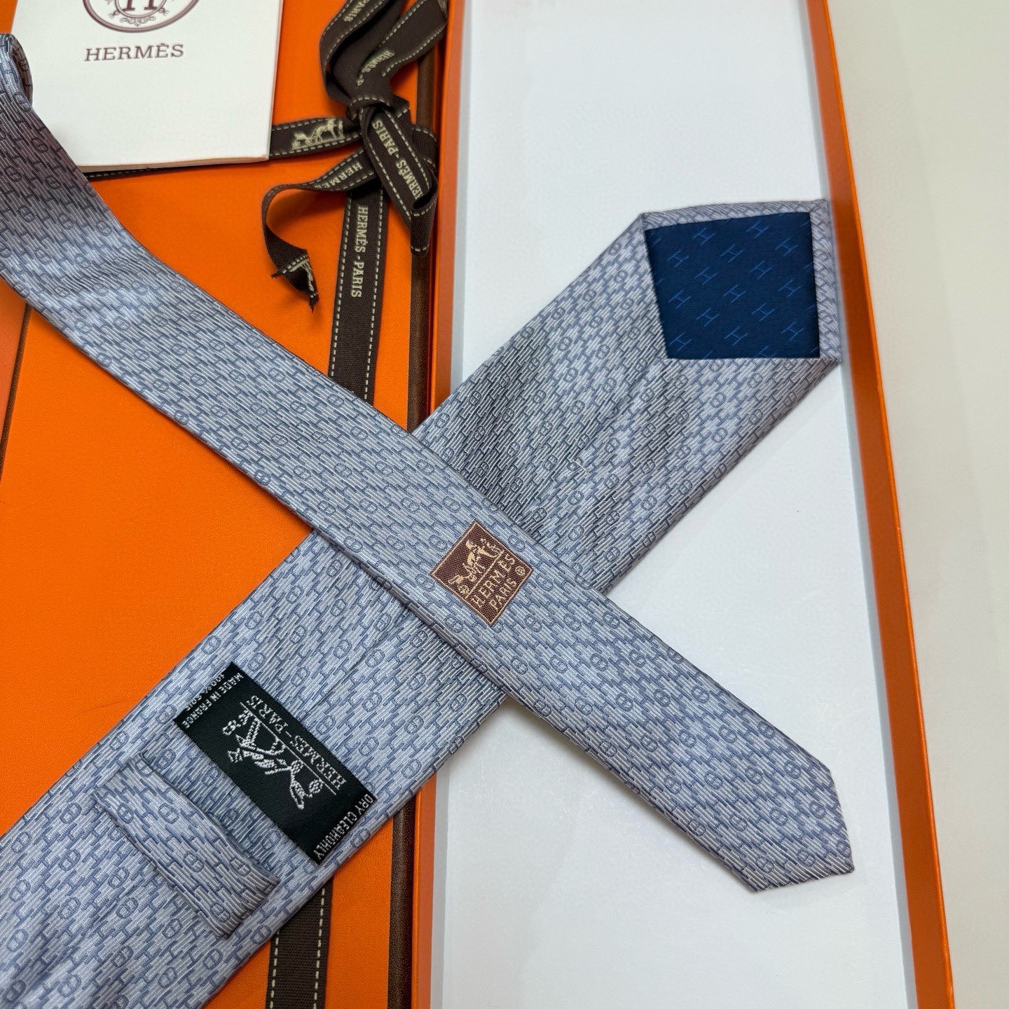 &yen;90💰专柜同步新款 爱马仕男士领带！爱马仕领带是每位男士衣橱中不可或缺的单品，也是一段故事的起源。仅有一条规则：享受佩戴它的乐趣！自1949年以来，爱马仕在法国里昂的工匠一直在制作这些领带。设计师菲利浦&middot;穆盖（PhilippeMouquet）和凯瑟琳&middot;德&middot;卡罗伊（Catherine䰾de䰾Karolyi)法国制造。宽度：7厘米