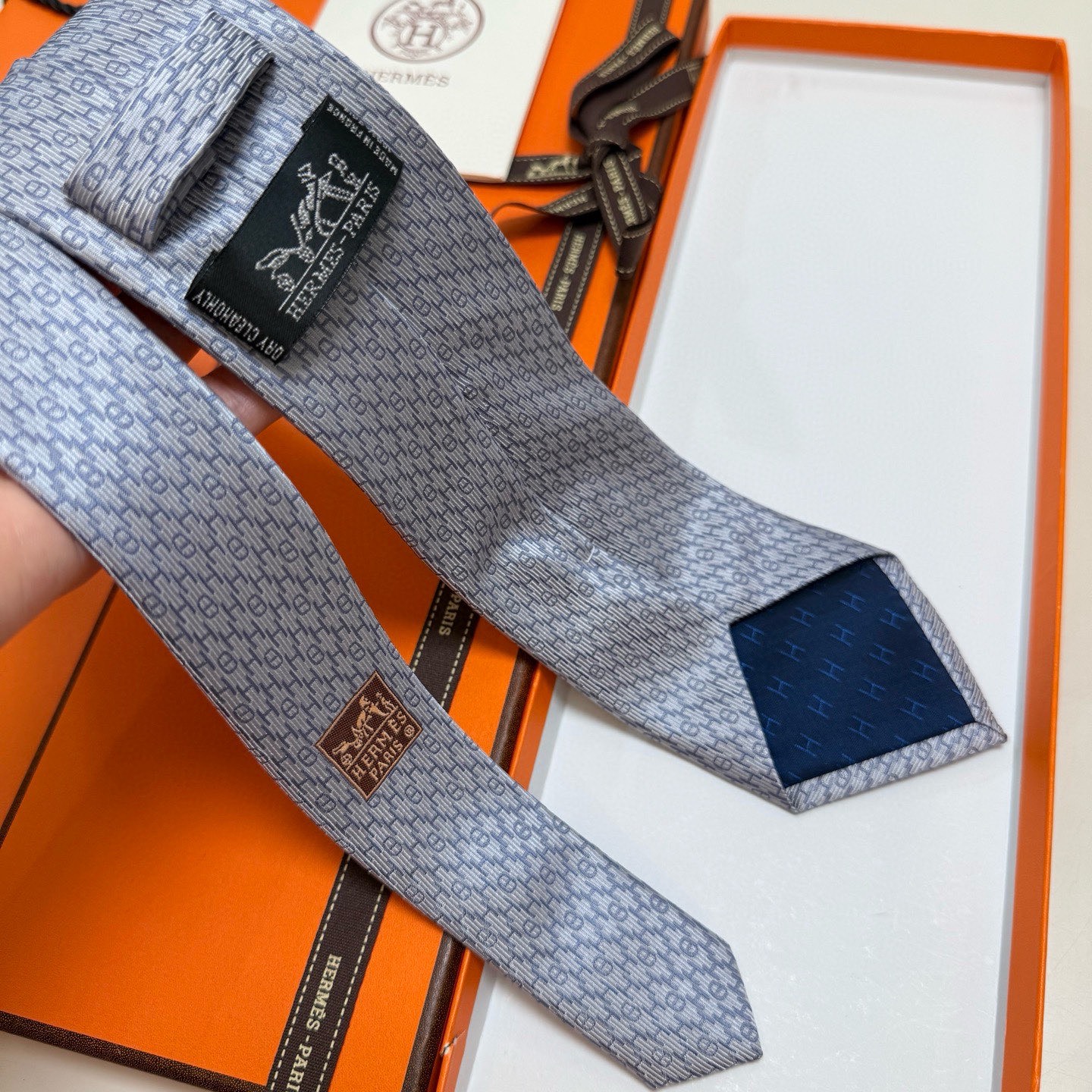 &yen;90💰专柜同步新款 爱马仕男士领带！爱马仕领带是每位男士衣橱中不可或缺的单品，也是一段故事的起源。仅有一条规则：享受佩戴它的乐趣！自1949年以来，爱马仕在法国里昂的工匠一直在制作这些领带。设计师菲利浦&middot;穆盖（PhilippeMouquet）和凯瑟琳&middot;德&middot;卡罗伊（Catherine䰾de䰾Karolyi)法国制造。宽度：7厘米