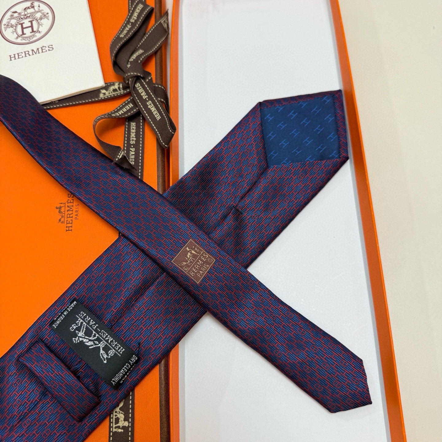&yen;90💰专柜同步新款 爱马仕男士领带！爱马仕领带是每位男士衣橱中不可或缺的单品，也是一段故事的起源。仅有一条规则：享受佩戴它的乐趣！自1949年以来，爱马仕在法国里昂的工匠一直在制作这些领带。设计师菲利浦&middot;穆盖（PhilippeMouquet）和凯瑟琳&middot;德&middot;卡罗伊（Catherine䰾de䰾Karolyi)法国制造。宽度：7厘米