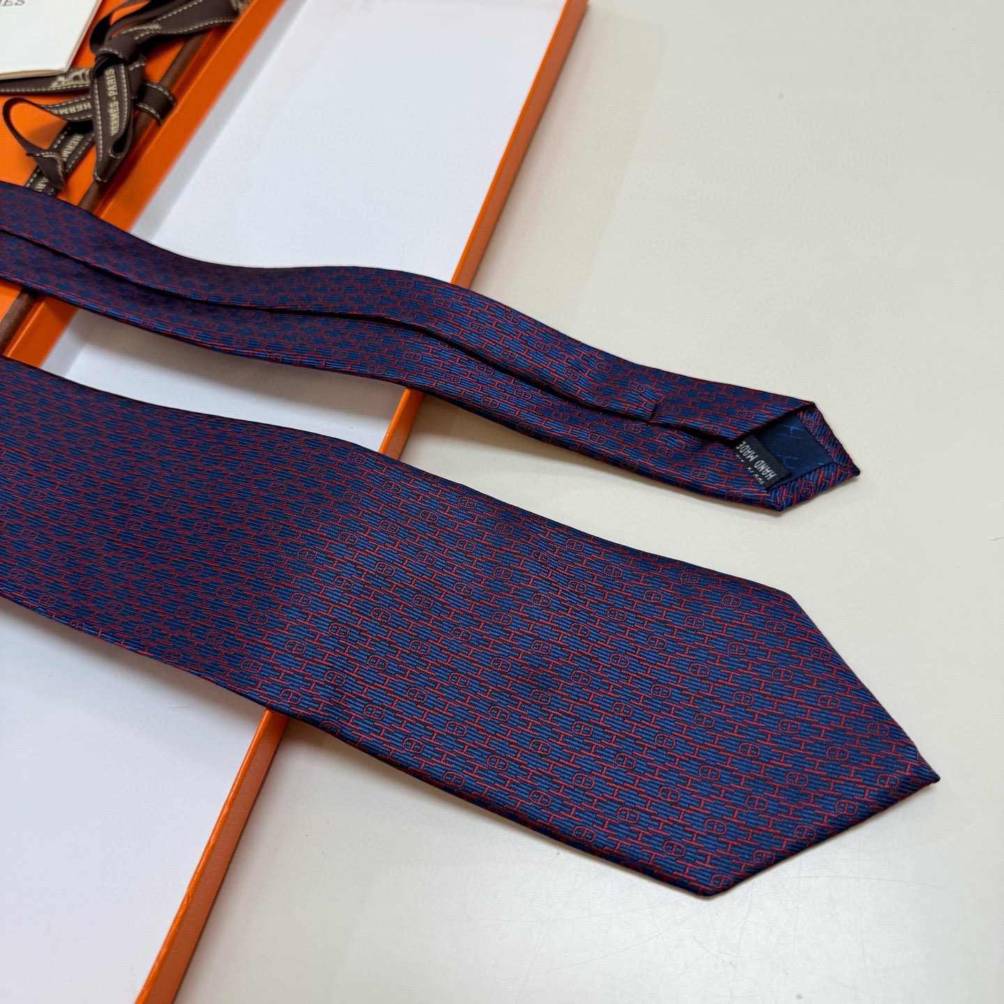 &yen;90💰专柜同步新款 爱马仕男士领带！爱马仕领带是每位男士衣橱中不可或缺的单品，也是一段故事的起源。仅有一条规则：享受佩戴它的乐趣！自1949年以来，爱马仕在法国里昂的工匠一直在制作这些领带。设计师菲利浦&middot;穆盖（PhilippeMouquet）和凯瑟琳&middot;德&middot;卡罗伊（Catherine䰾de䰾Karolyi)法国制造。宽度：7厘米