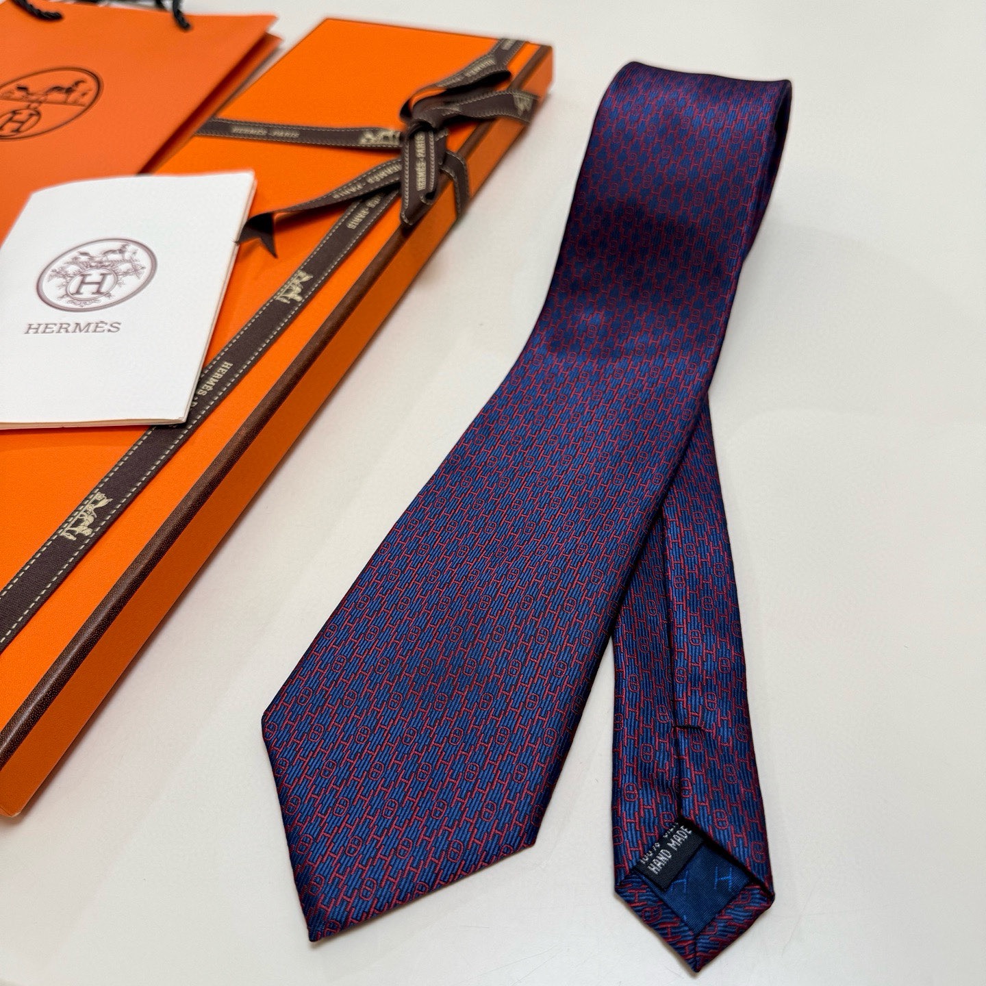 &yen;90💰专柜同步新款 爱马仕男士领带！爱马仕领带是每位男士衣橱中不可或缺的单品，也是一段故事的起源。仅有一条规则：享受佩戴它的乐趣！自1949年以来，爱马仕在法国里昂的工匠一直在制作这些领带。设计师菲利浦&middot;穆盖（PhilippeMouquet）和凯瑟琳&middot;德&middot;卡罗伊（Catherine䰾de䰾Karolyi)法国制造。宽度：7厘米