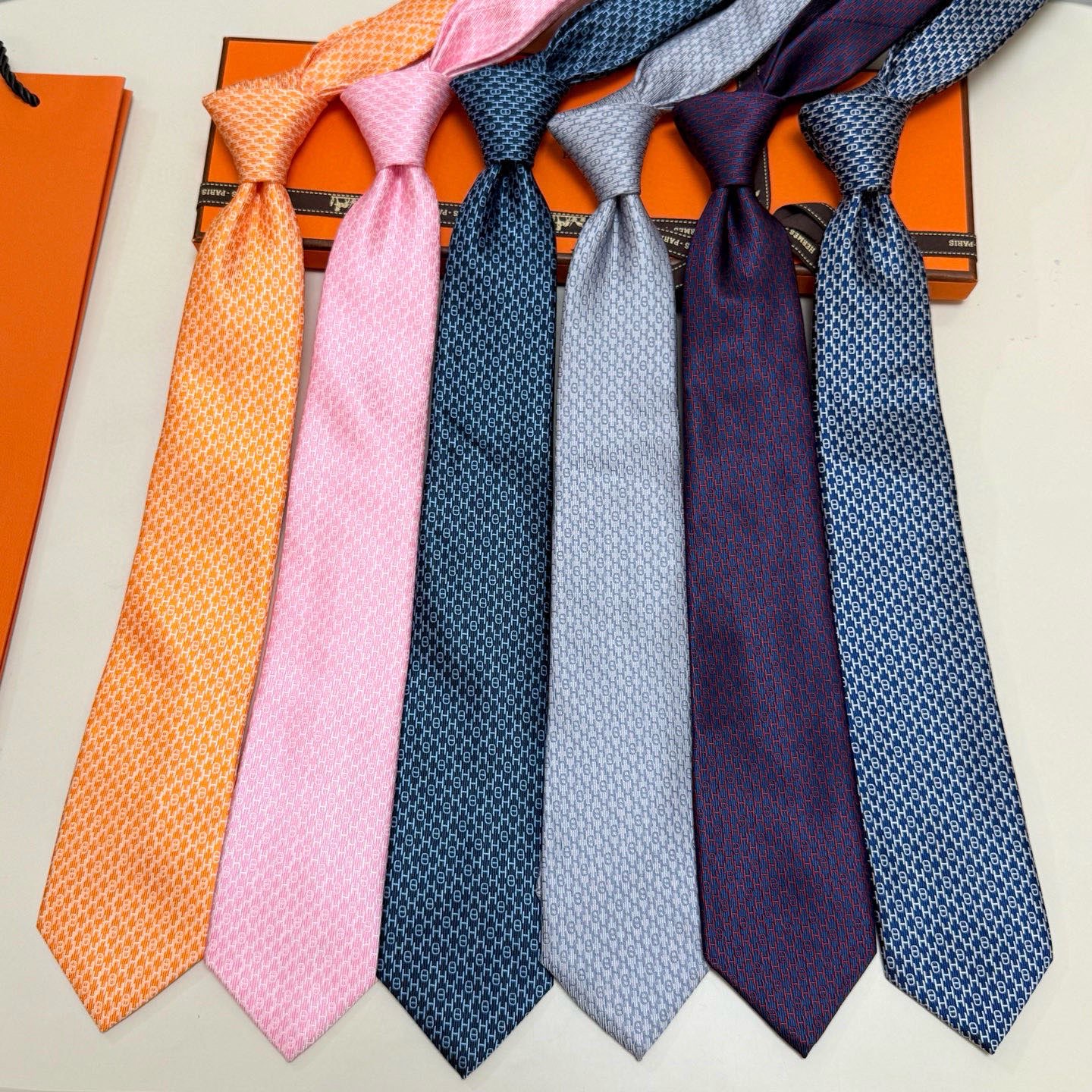 &yen;90💰专柜同步新款 爱马仕男士领带！爱马仕领带是每位男士衣橱中不可或缺的单品，也是一段故事的起源。仅有一条规则：享受佩戴它的乐趣！自1949年以来，爱马仕在法国里昂的工匠一直在制作这些领带。设计师菲利浦&middot;穆盖（PhilippeMouquet）和凯瑟琳&middot;德&middot;卡罗伊（Catherine䰾de䰾Karolyi)法国制造。宽度：7厘米