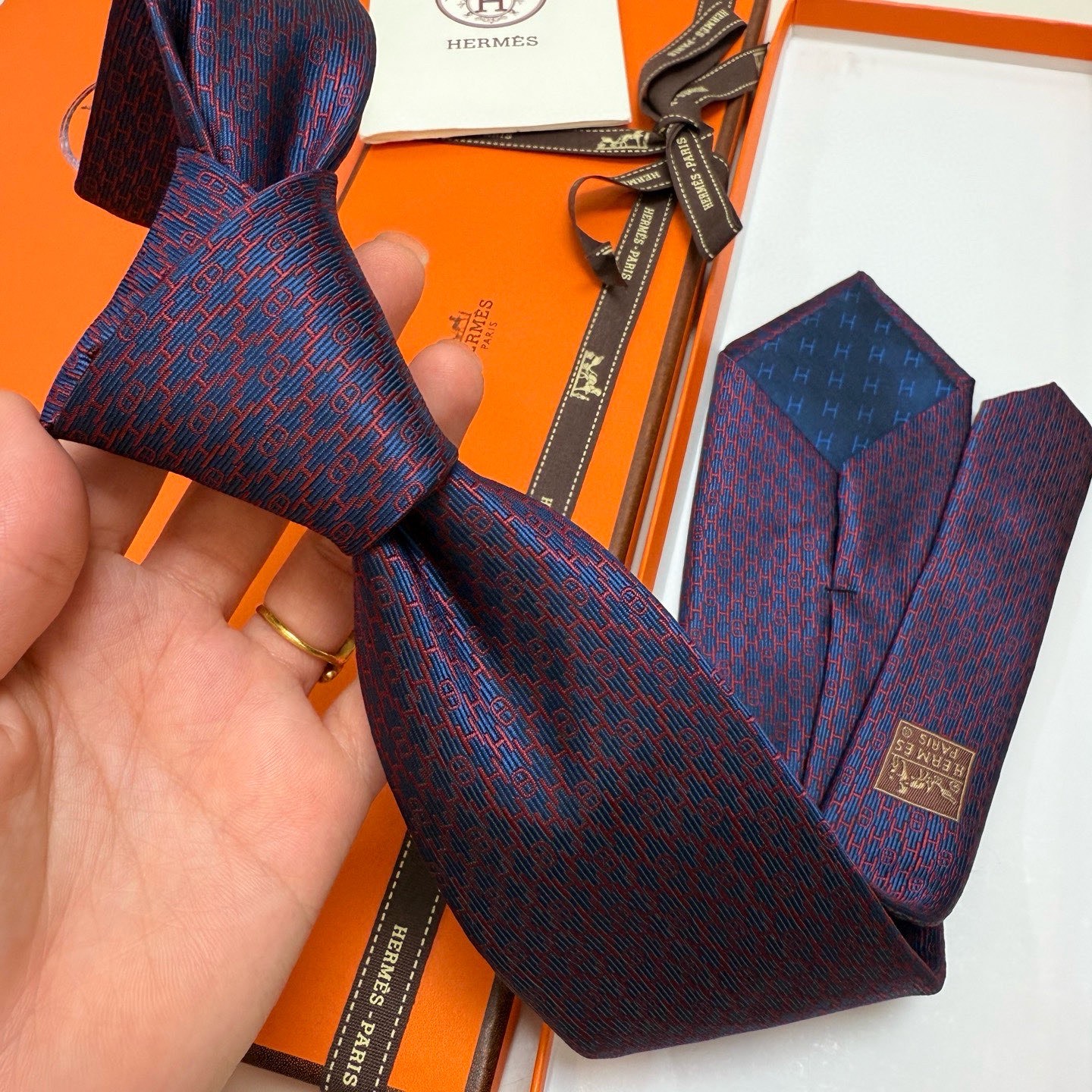 &yen;90💰专柜同步新款 爱马仕男士领带！爱马仕领带是每位男士衣橱中不可或缺的单品，也是一段故事的起源。仅有一条规则：享受佩戴它的乐趣！自1949年以来，爱马仕在法国里昂的工匠一直在制作这些领带。设计师菲利浦&middot;穆盖（PhilippeMouquet）和凯瑟琳&middot;德&middot;卡罗伊（Catherine䰾de䰾Karolyi)法国制造。宽度：7厘米