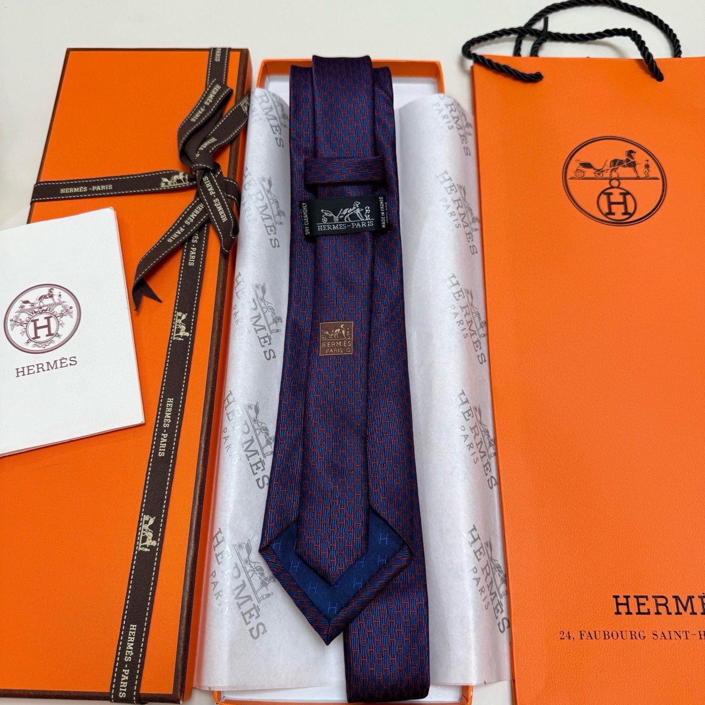 &yen;90💰专柜同步新款 爱马仕男士领带！爱马仕领带是每位男士衣橱中不可或缺的单品，也是一段故事的起源。仅有一条规则：享受佩戴它的乐趣！自1949年以来，爱马仕在法国里昂的工匠一直在制作这些领带。设计师菲利浦&middot;穆盖（PhilippeMouquet）和凯瑟琳&middot;德&middot;卡罗伊（Catherine䰾de䰾Karolyi)法国制造。宽度：7厘米