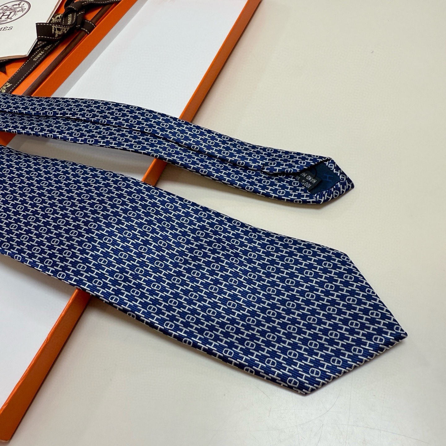 &yen;90💰专柜同步新款 爱马仕男士领带！爱马仕领带是每位男士衣橱中不可或缺的单品，也是一段故事的起源。仅有一条规则：享受佩戴它的乐趣！自1949年以来，爱马仕在法国里昂的工匠一直在制作这些领带。设计师菲利浦&middot;穆盖（PhilippeMouquet）和凯瑟琳&middot;德&middot;卡罗伊（Catherine䰾de䰾Karolyi)法国制造。宽度：7厘米