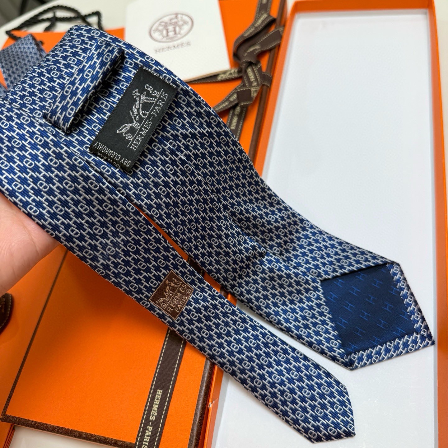 &yen;90💰专柜同步新款 爱马仕男士领带！爱马仕领带是每位男士衣橱中不可或缺的单品，也是一段故事的起源。仅有一条规则：享受佩戴它的乐趣！自1949年以来，爱马仕在法国里昂的工匠一直在制作这些领带。设计师菲利浦&middot;穆盖（PhilippeMouquet）和凯瑟琳&middot;德&middot;卡罗伊（Catherine䰾de䰾Karolyi)法国制造。宽度：7厘米