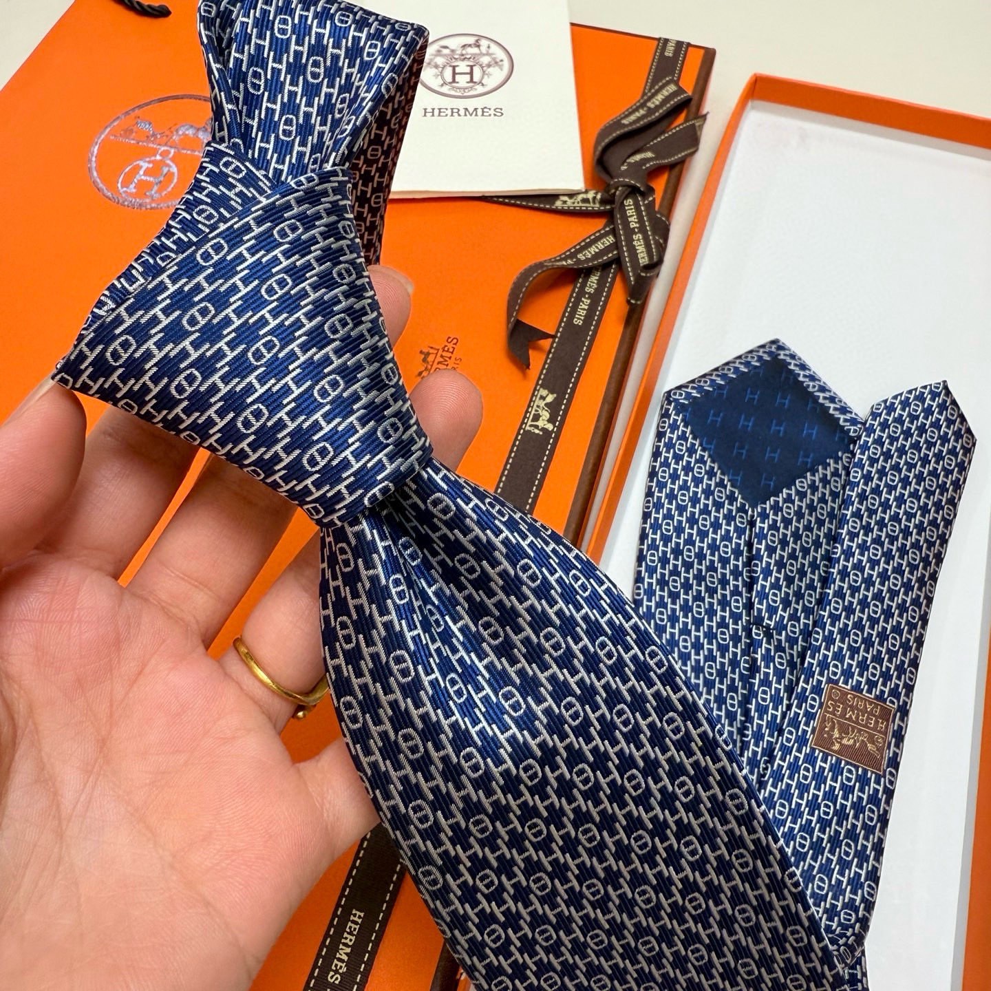 &yen;90💰专柜同步新款 爱马仕男士领带！爱马仕领带是每位男士衣橱中不可或缺的单品，也是一段故事的起源。仅有一条规则：享受佩戴它的乐趣！自1949年以来，爱马仕在法国里昂的工匠一直在制作这些领带。设计师菲利浦&middot;穆盖（PhilippeMouquet）和凯瑟琳&middot;德&middot;卡罗伊（Catherine䰾de䰾Karolyi)法国制造。宽度：7厘米