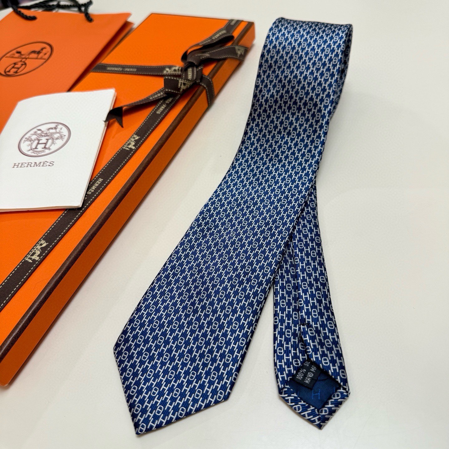 &yen;90💰专柜同步新款 爱马仕男士领带！爱马仕领带是每位男士衣橱中不可或缺的单品，也是一段故事的起源。仅有一条规则：享受佩戴它的乐趣！自1949年以来，爱马仕在法国里昂的工匠一直在制作这些领带。设计师菲利浦&middot;穆盖（PhilippeMouquet）和凯瑟琳&middot;德&middot;卡罗伊（Catherine䰾de䰾Karolyi)法国制造。宽度：7厘米