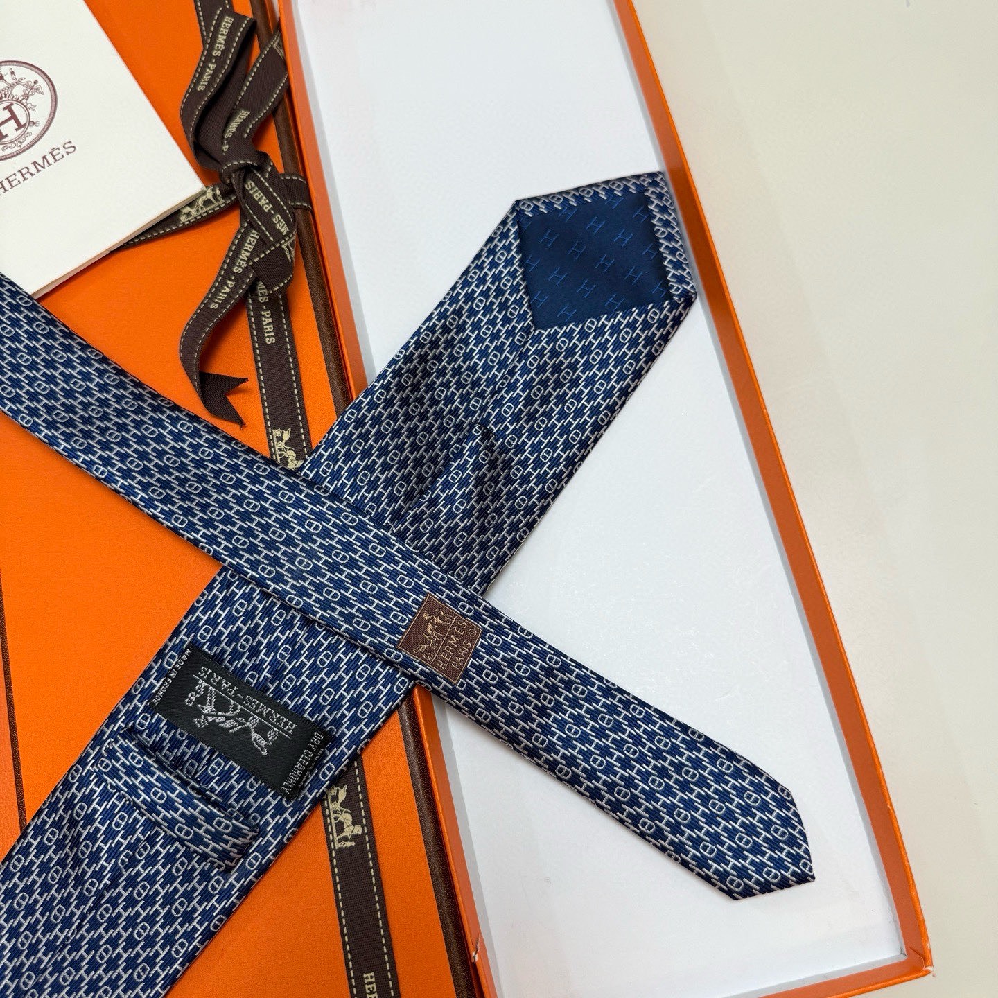 &yen;90💰专柜同步新款 爱马仕男士领带！爱马仕领带是每位男士衣橱中不可或缺的单品，也是一段故事的起源。仅有一条规则：享受佩戴它的乐趣！自1949年以来，爱马仕在法国里昂的工匠一直在制作这些领带。设计师菲利浦&middot;穆盖（PhilippeMouquet）和凯瑟琳&middot;德&middot;卡罗伊（Catherine䰾de䰾Karolyi)法国制造。宽度：7厘米