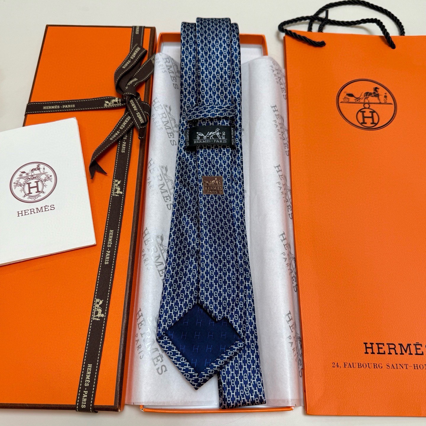 &yen;90💰专柜同步新款 爱马仕男士领带！爱马仕领带是每位男士衣橱中不可或缺的单品，也是一段故事的起源。仅有一条规则：享受佩戴它的乐趣！自1949年以来，爱马仕在法国里昂的工匠一直在制作这些领带。设计师菲利浦&middot;穆盖（PhilippeMouquet）和凯瑟琳&middot;德&middot;卡罗伊（Catherine䰾de䰾Karolyi)法国制造。宽度：7厘米